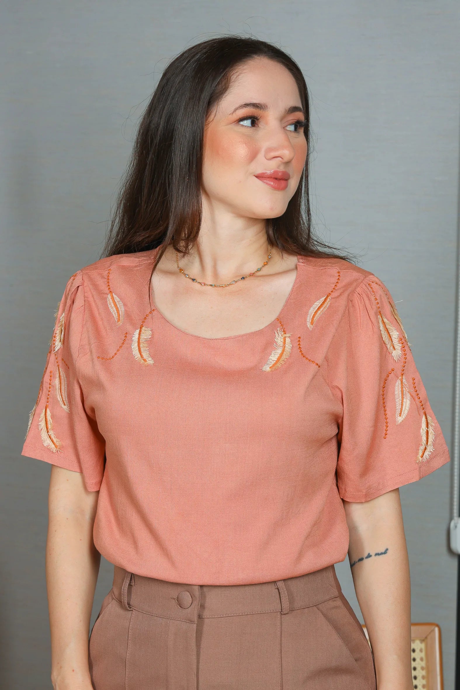 Blusa Manga Curta Visco Linen Detalhes em Bordado Amélia Rosê