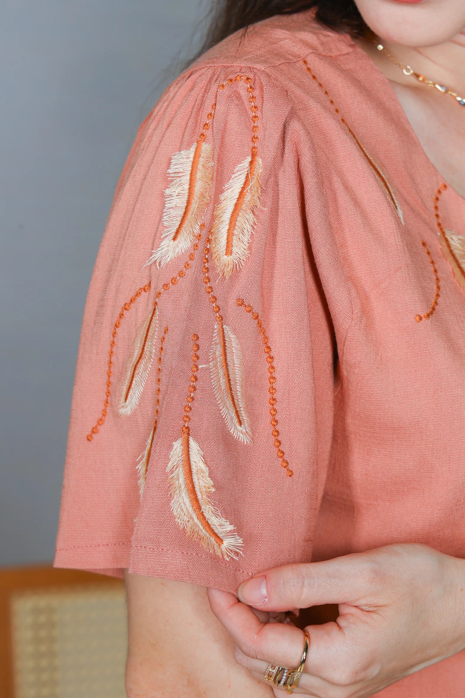 Blusa Manga Curta Visco Linen Detalhes em Bordado Amélia Rosê