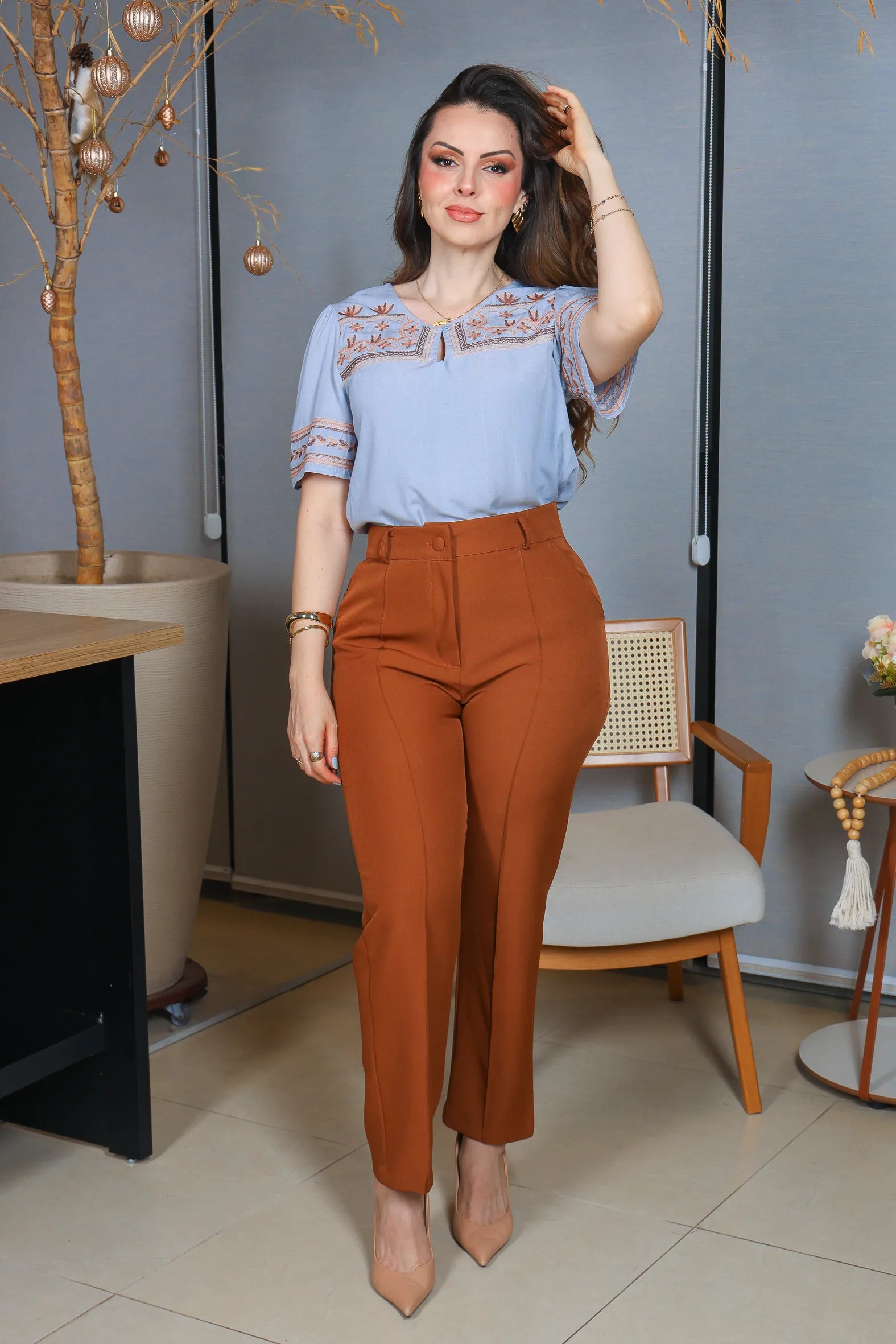 Blusa Manga Curta Visco Linho Decote em "V" Detalhe Bordado Patricia Azul