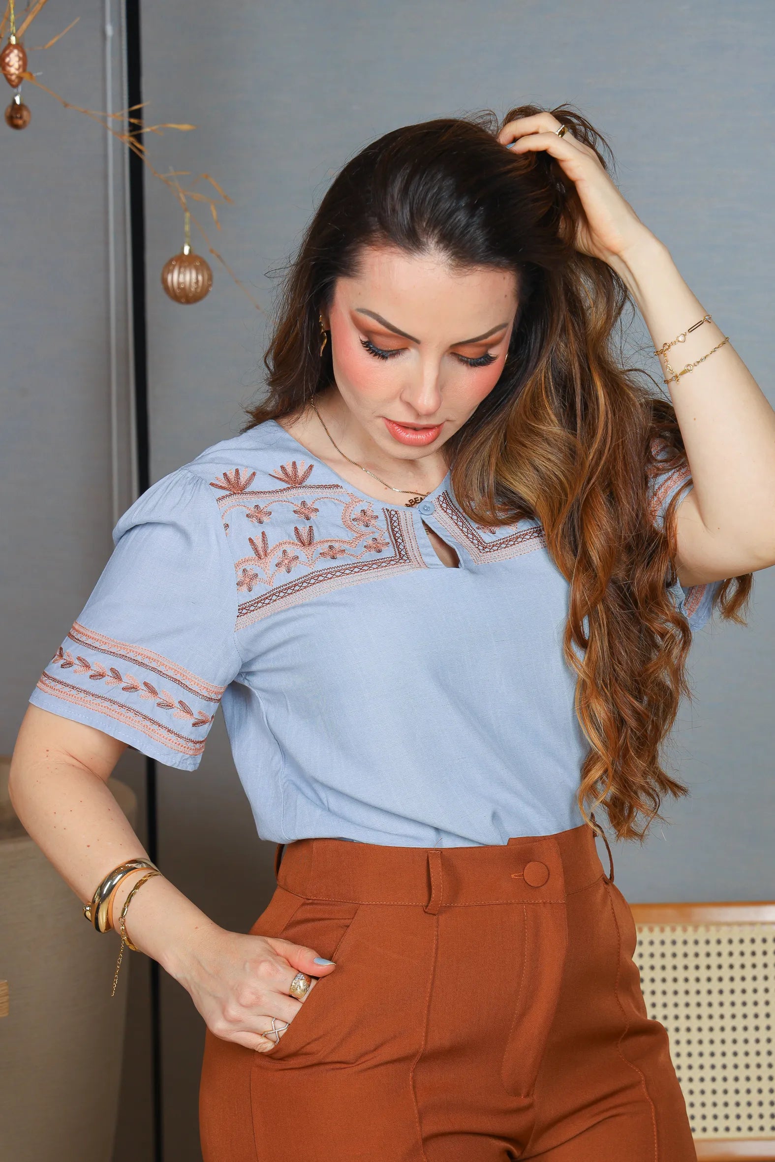 Blusa Manga Curta Visco Linho Decote em "V" Detalhe Bordado Patricia Azul