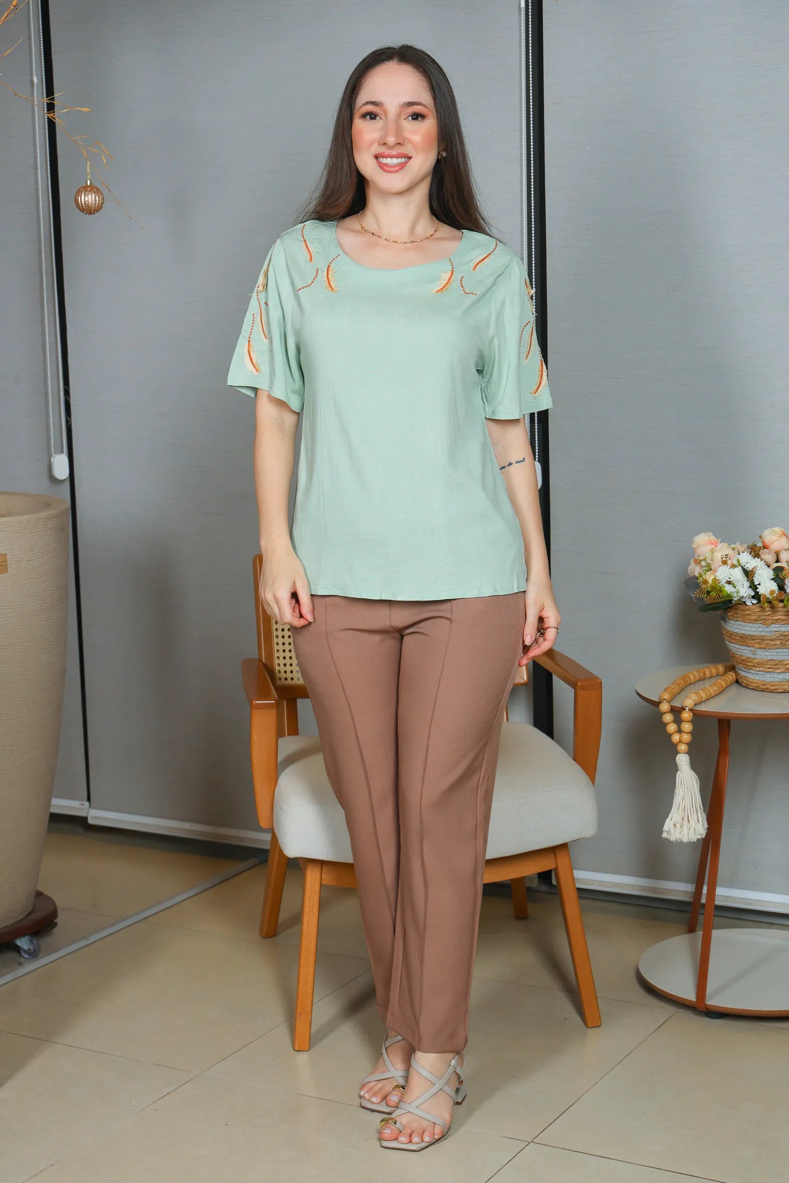 Blusa Manga Curta Visco Linen Detalhes em Bordado Amélia Verde