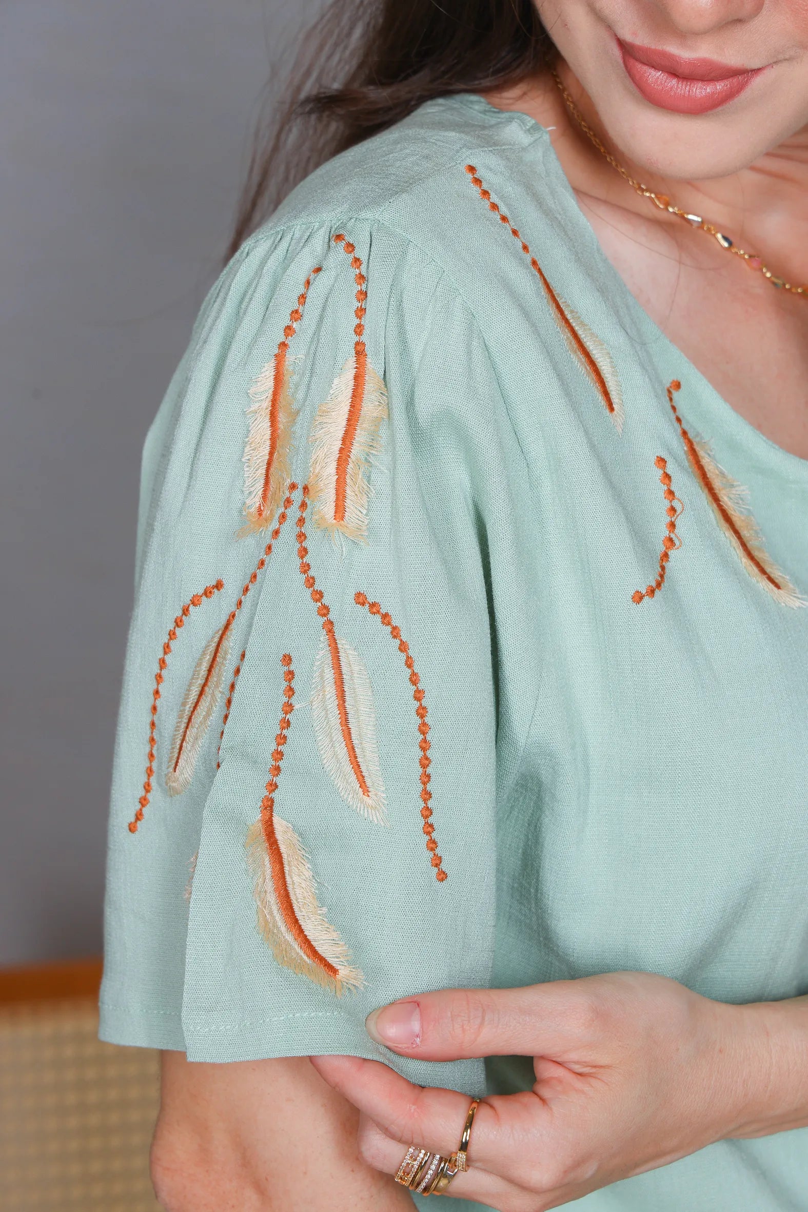 Blusa Manga Curta Visco Linen Detalhes em Bordado Amélia Verde