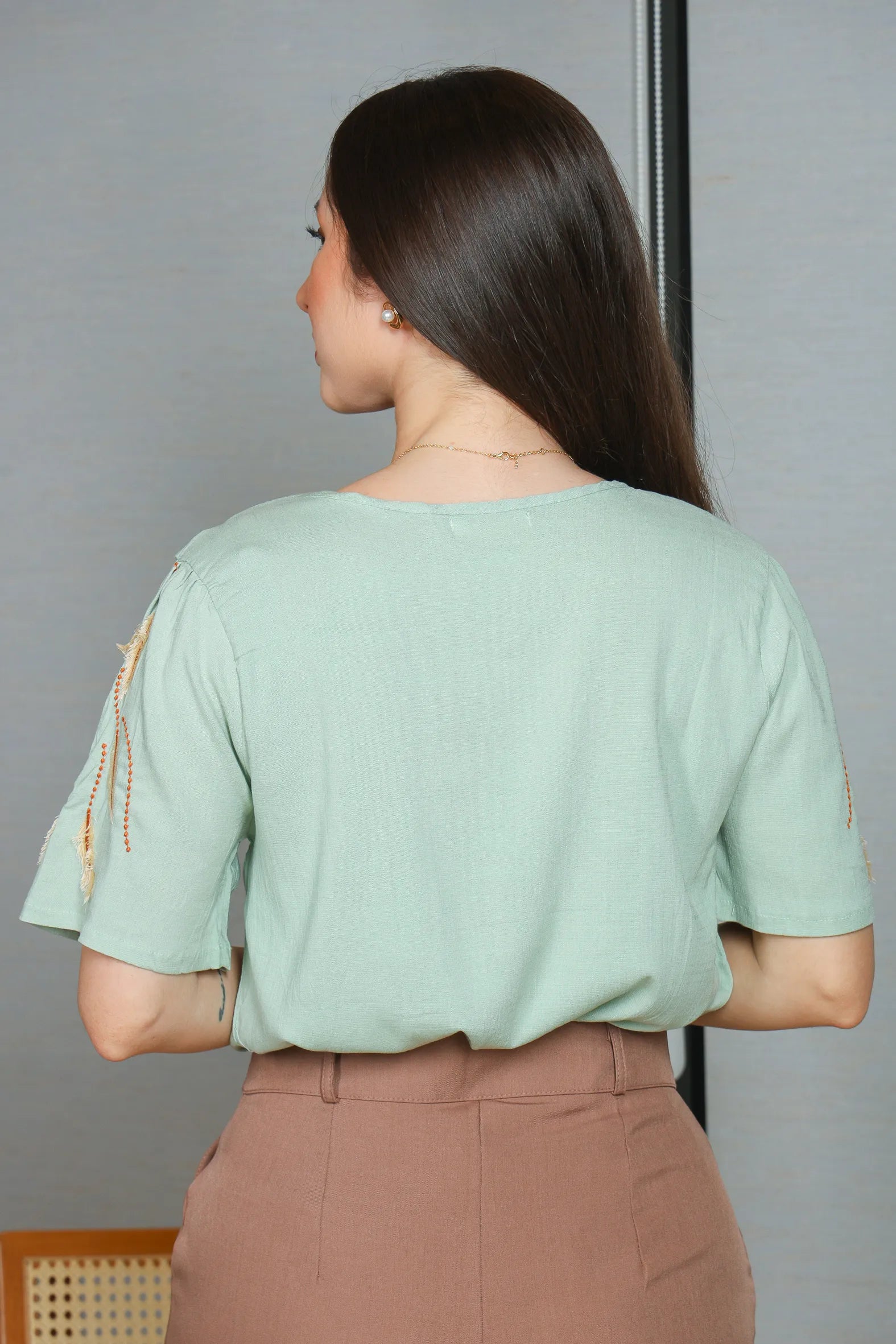 Blusa Manga Curta Visco Linen Detalhes em Bordado Amélia Verde