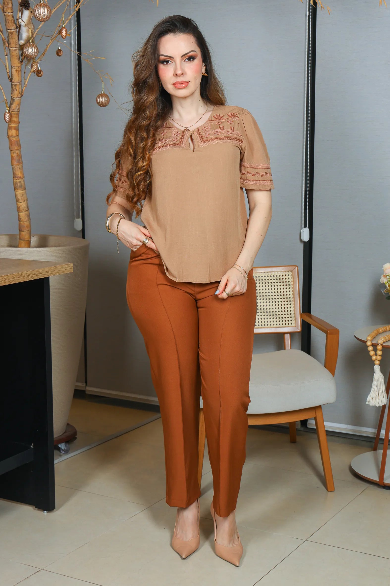 Blusa Manga Curta Visco Linho Decote em "V" Detalhe Bordado Patricia Marrom