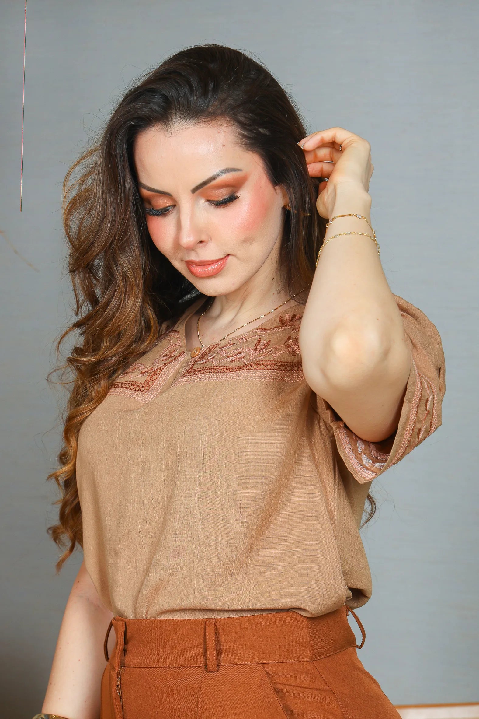 Blusa Manga Curta Visco Linho Decote em "V" Detalhe Bordado Patricia Marrom