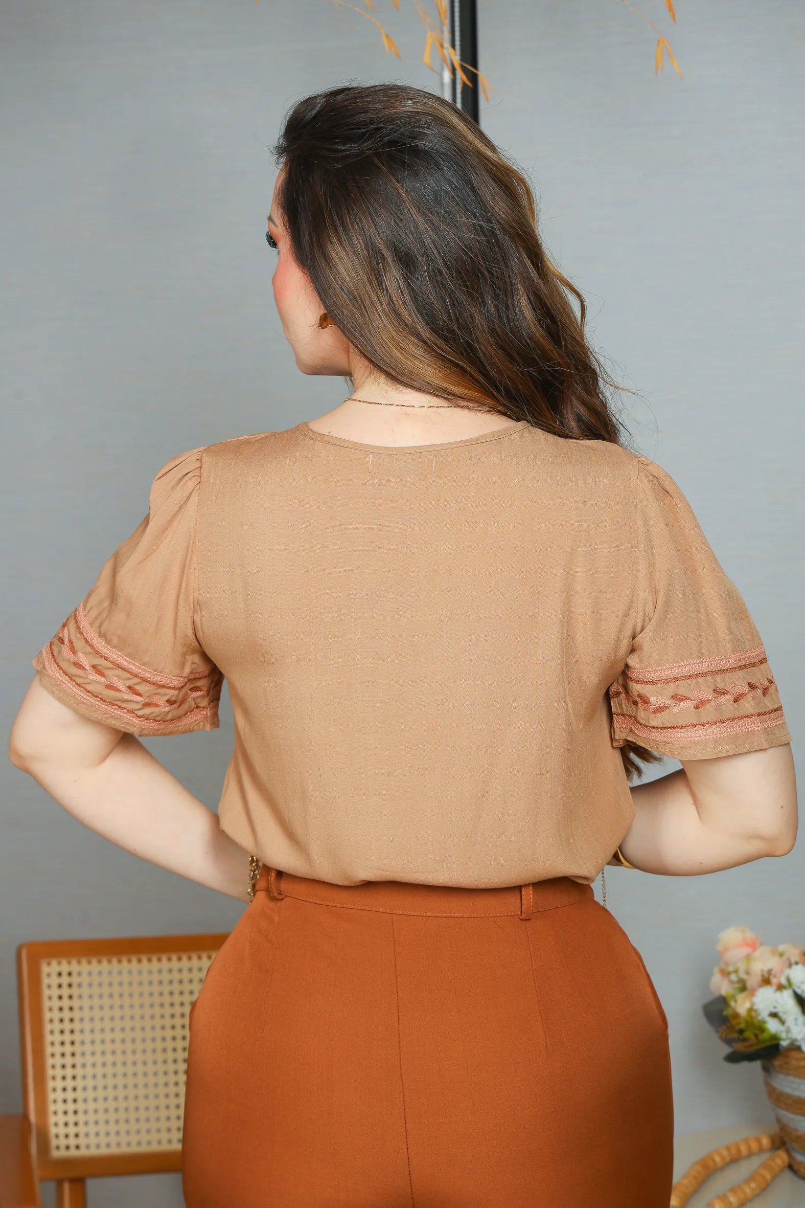 Blusa Manga Curta Visco Linho Decote em "V" Detalhe Bordado Patricia Marrom