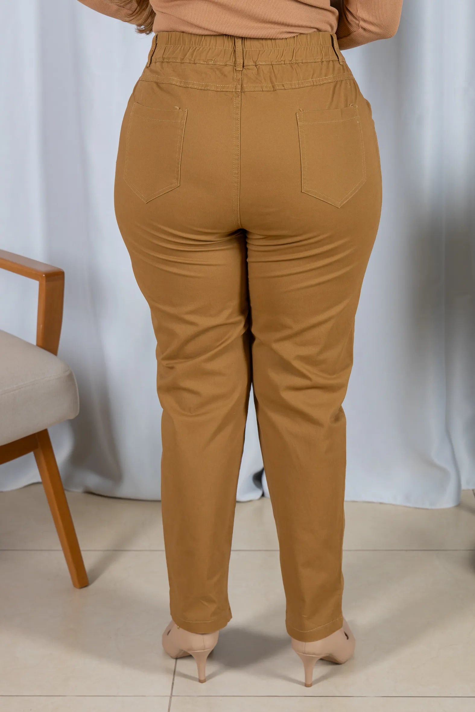 Calça Sarja Macia Corte Reto Analice Caramelo
