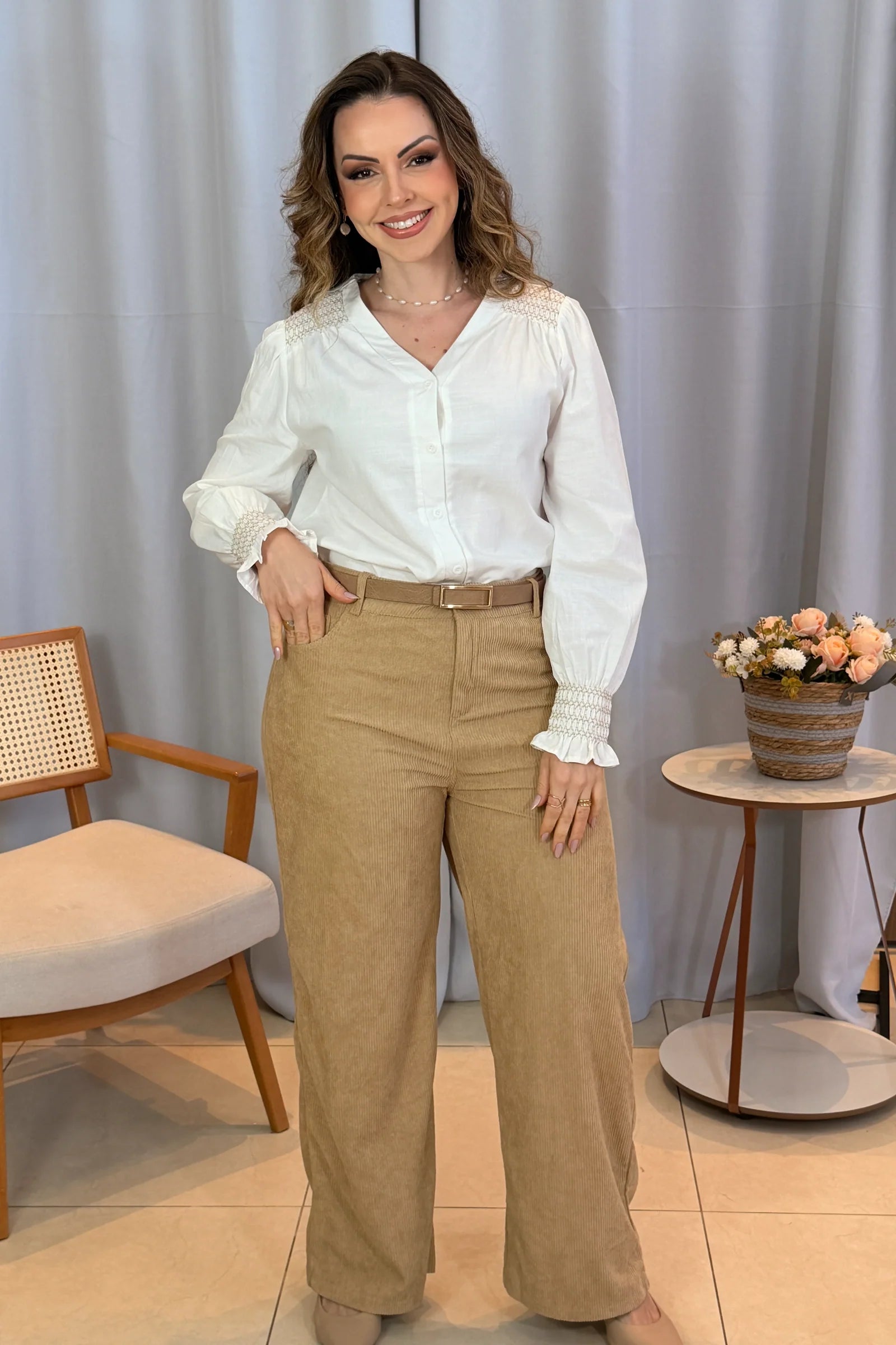 Conjunto: Camisa Cotton Visco com Bordado Artesanal Daiane Branca + Calça Corte Reto em Cotelê Detalhe Botão Dourado Mia Creme