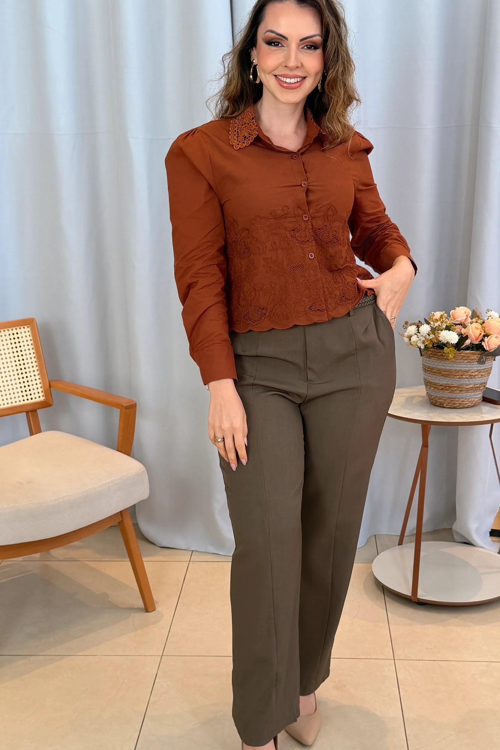Conjunto: Camisa em Laise com Detalhes em Renda Marina Marrom + Calça Reta que Alonga a Silhueta Bianca Marrom