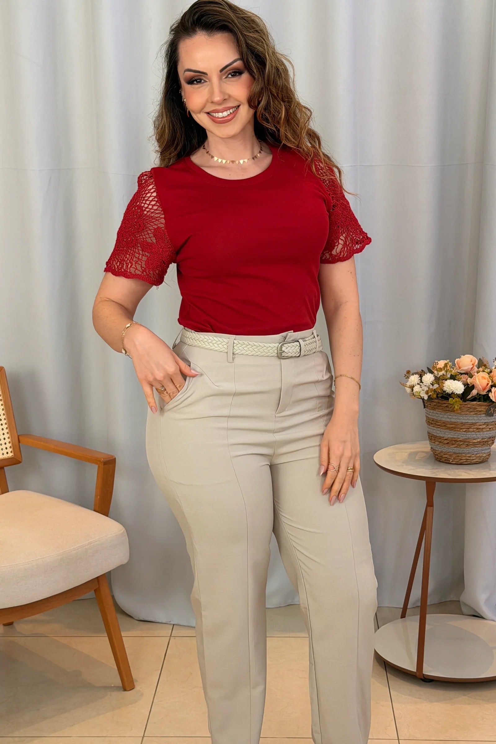 Conjunto: Blusa Confortável com Manga em Crochê Gisele Vermelha + Calça Reta que Alonga a Silhueta Bianca Gelo