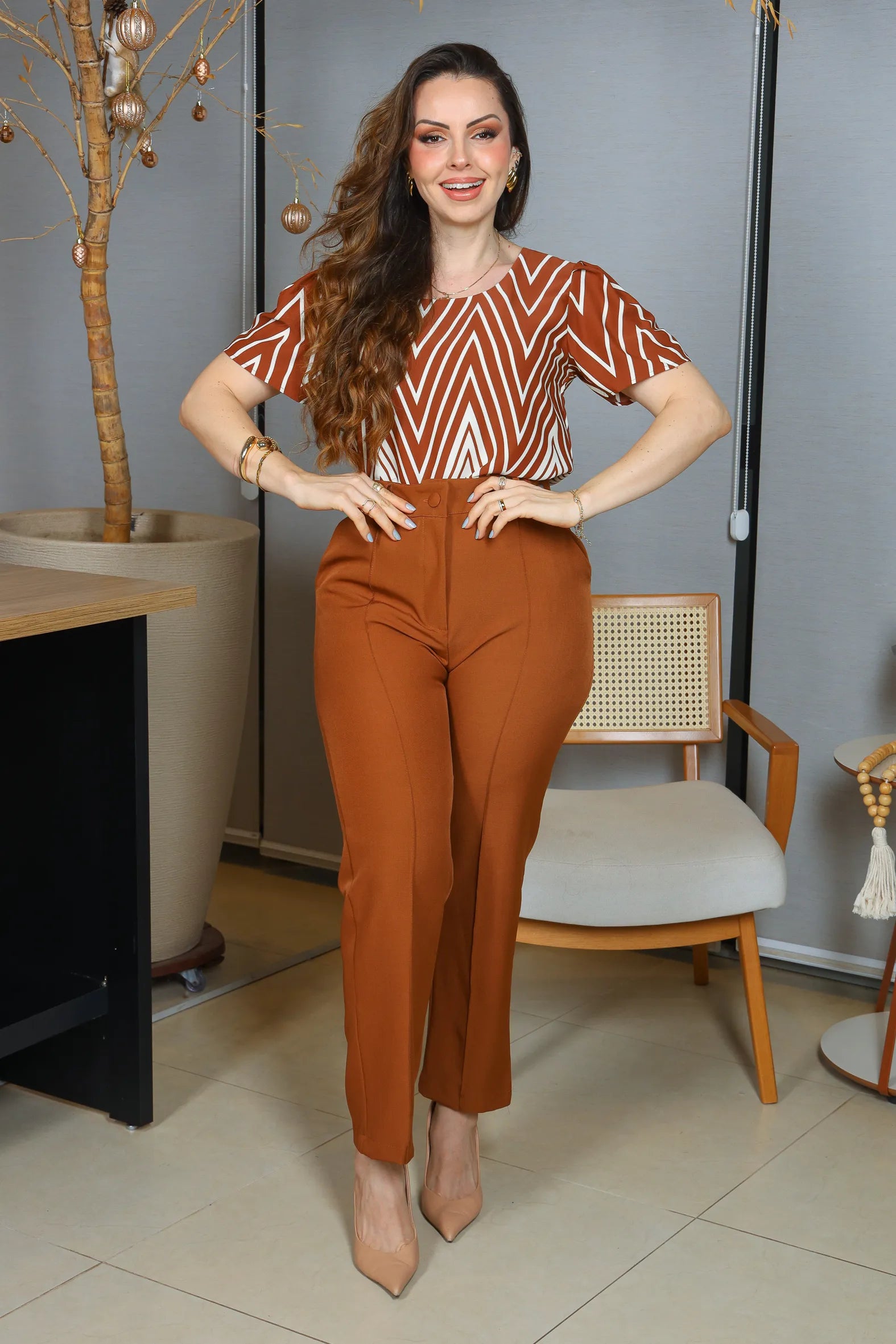 Blusa Manga Curta Crepe Classic Estampa Chevron Claudia Marrom