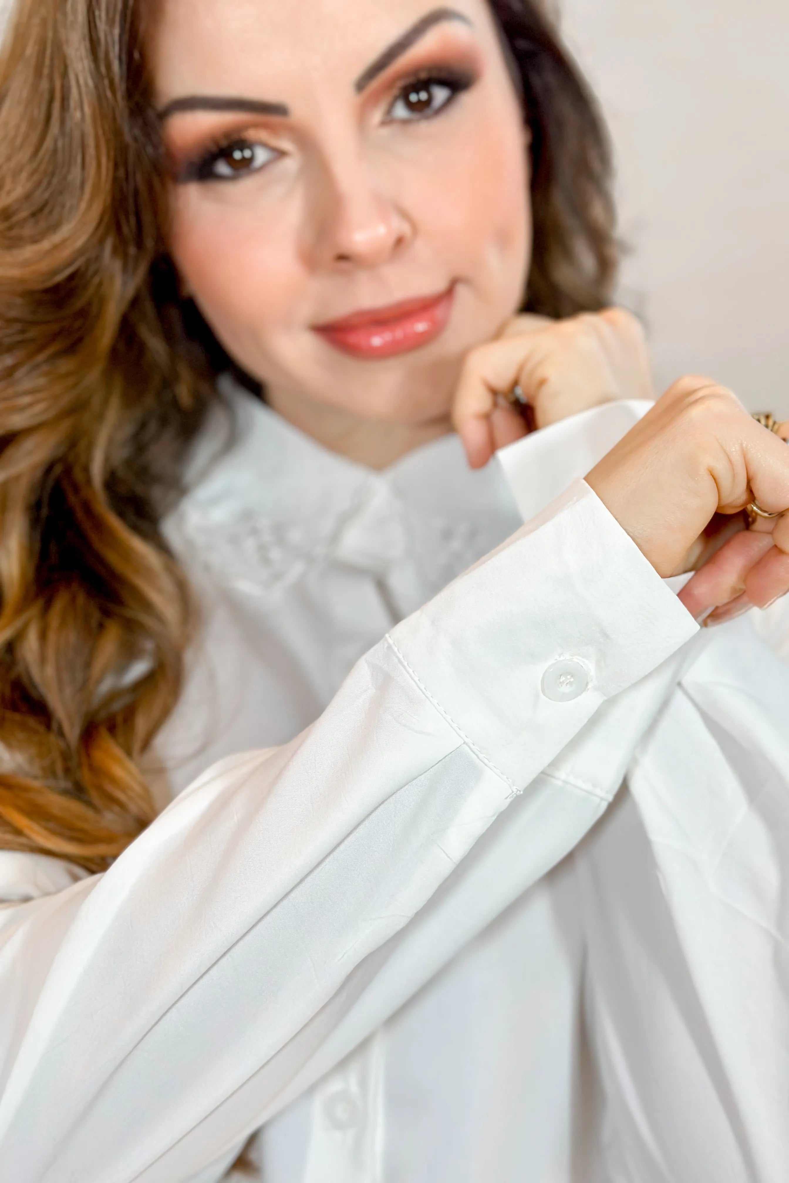 Camisa Manga Longa Detalhe Bordado Gola Clara Branca