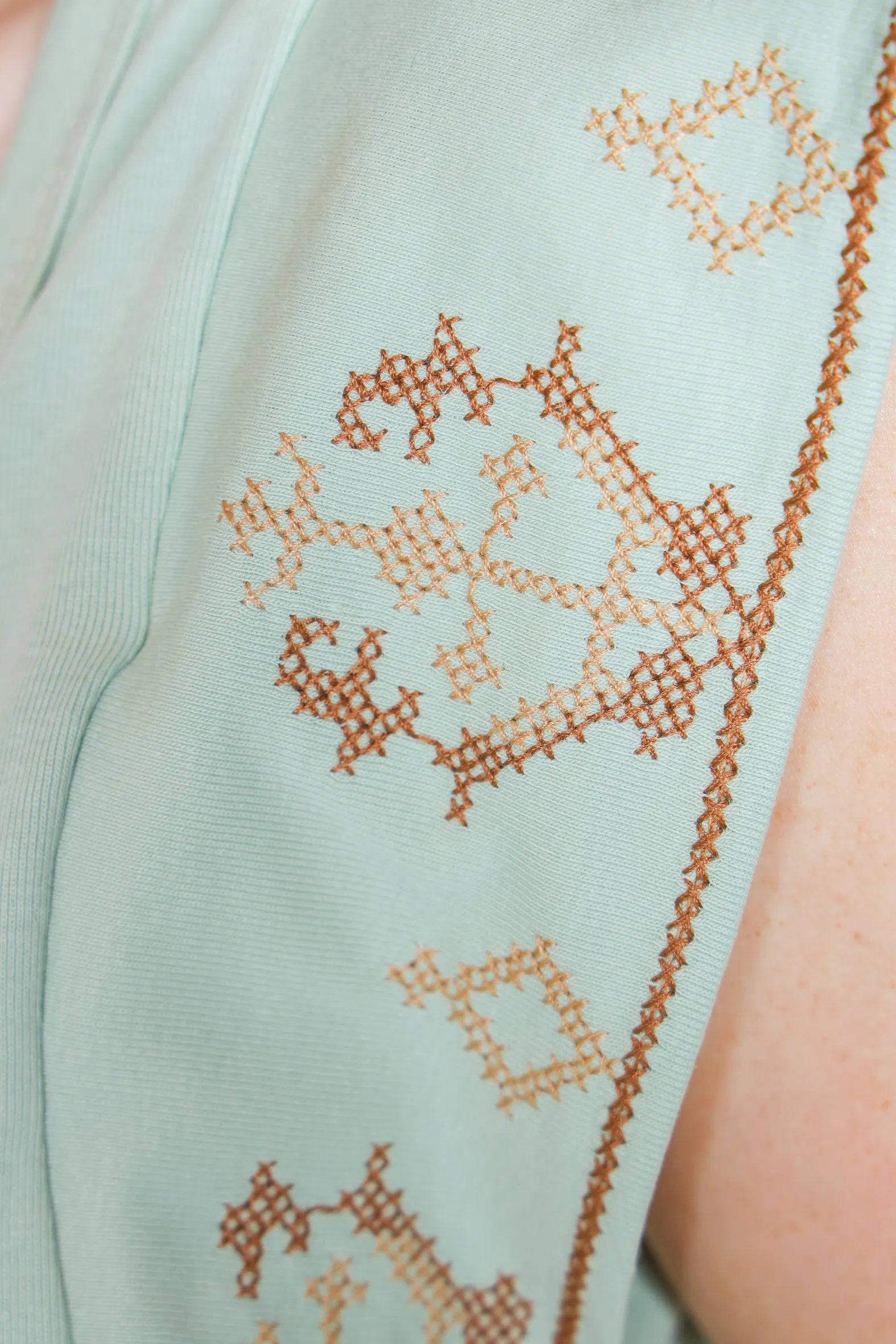 Blusa Regata Muscle Tee em Cotton Lycra Detalhe Bordado Paula Verde