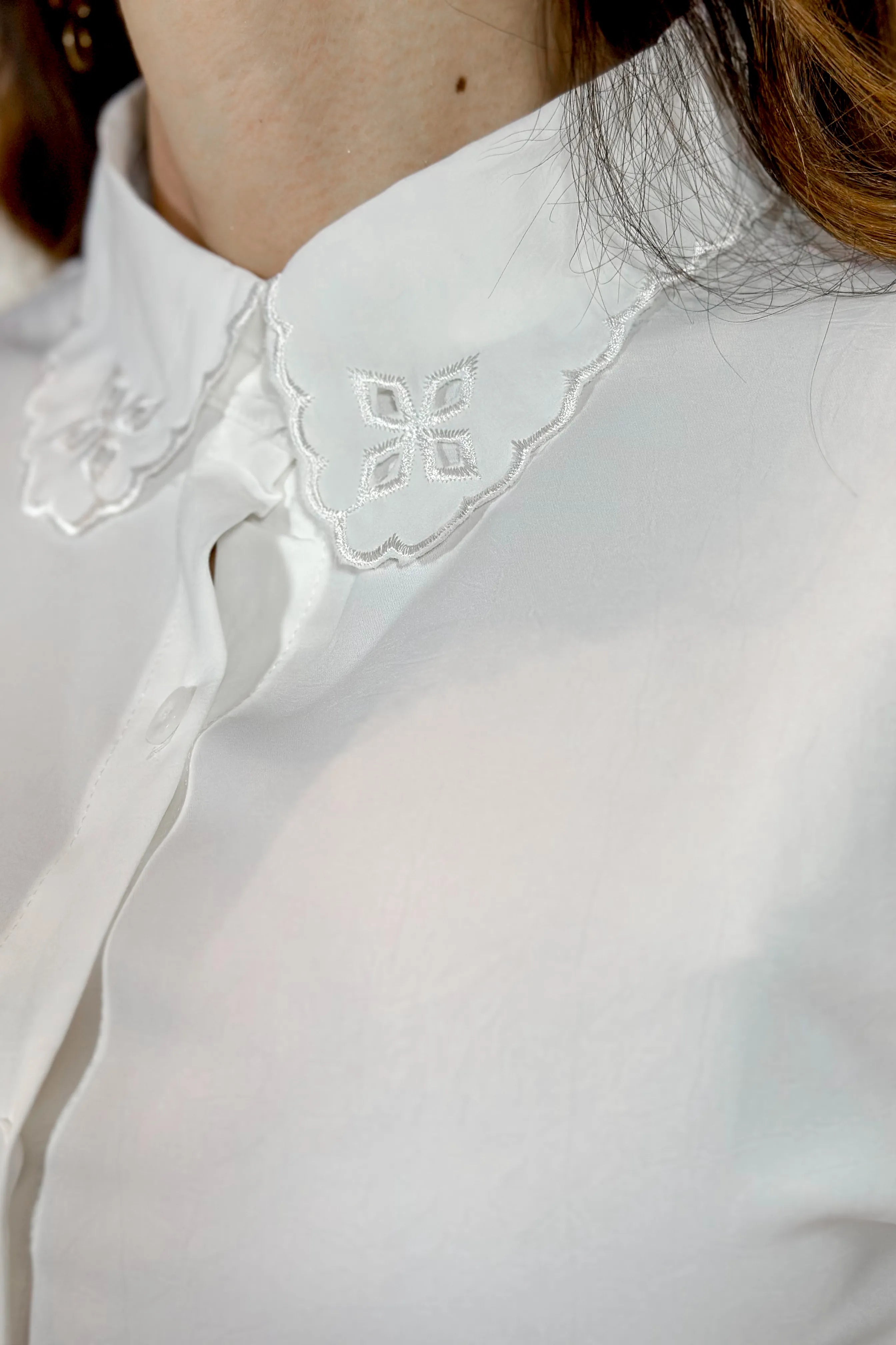 Camisa Manga Longa Detalhe Bordado Gola Clara Branca