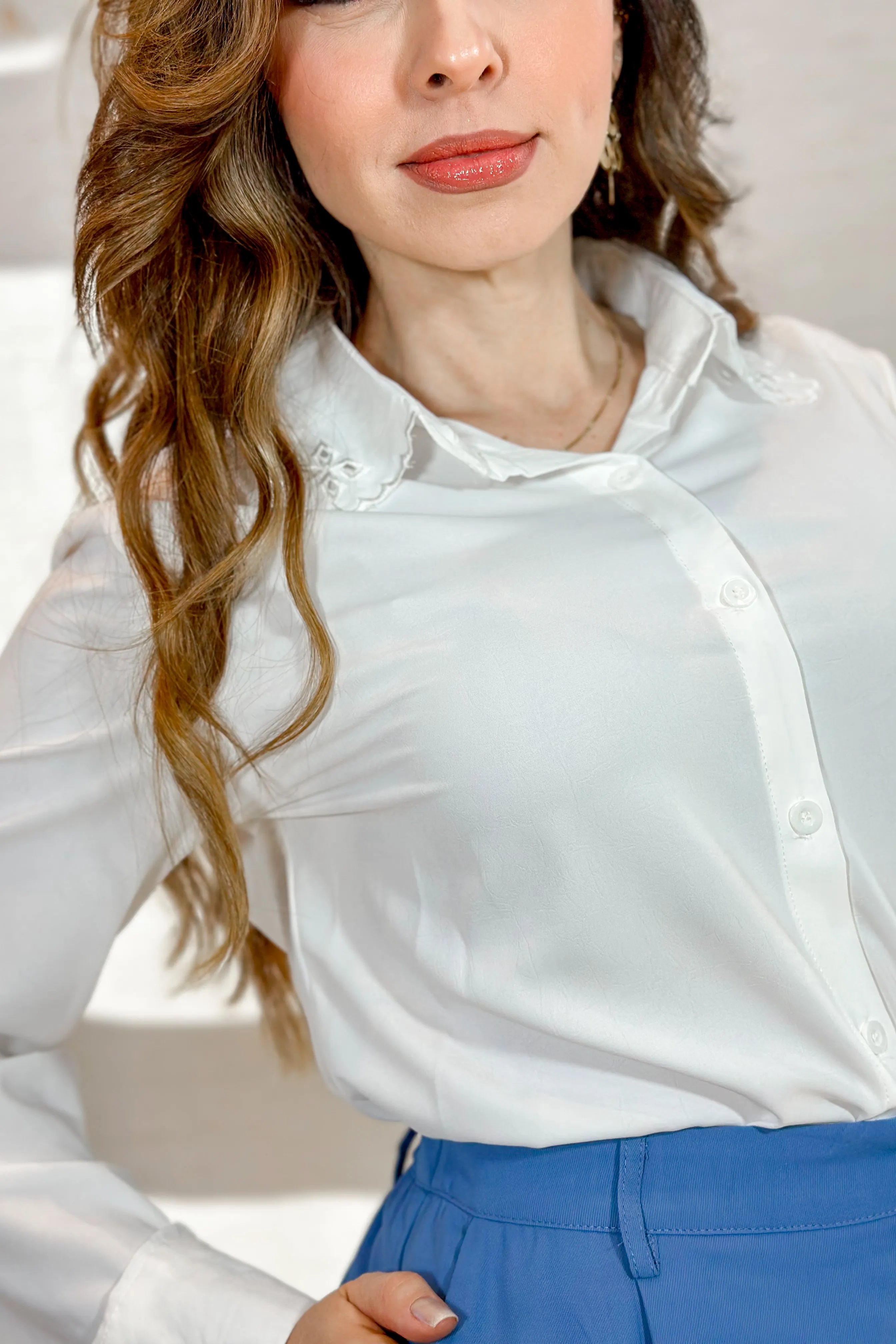 Camisa Manga Longa Detalhe Bordado Gola Clara Branca