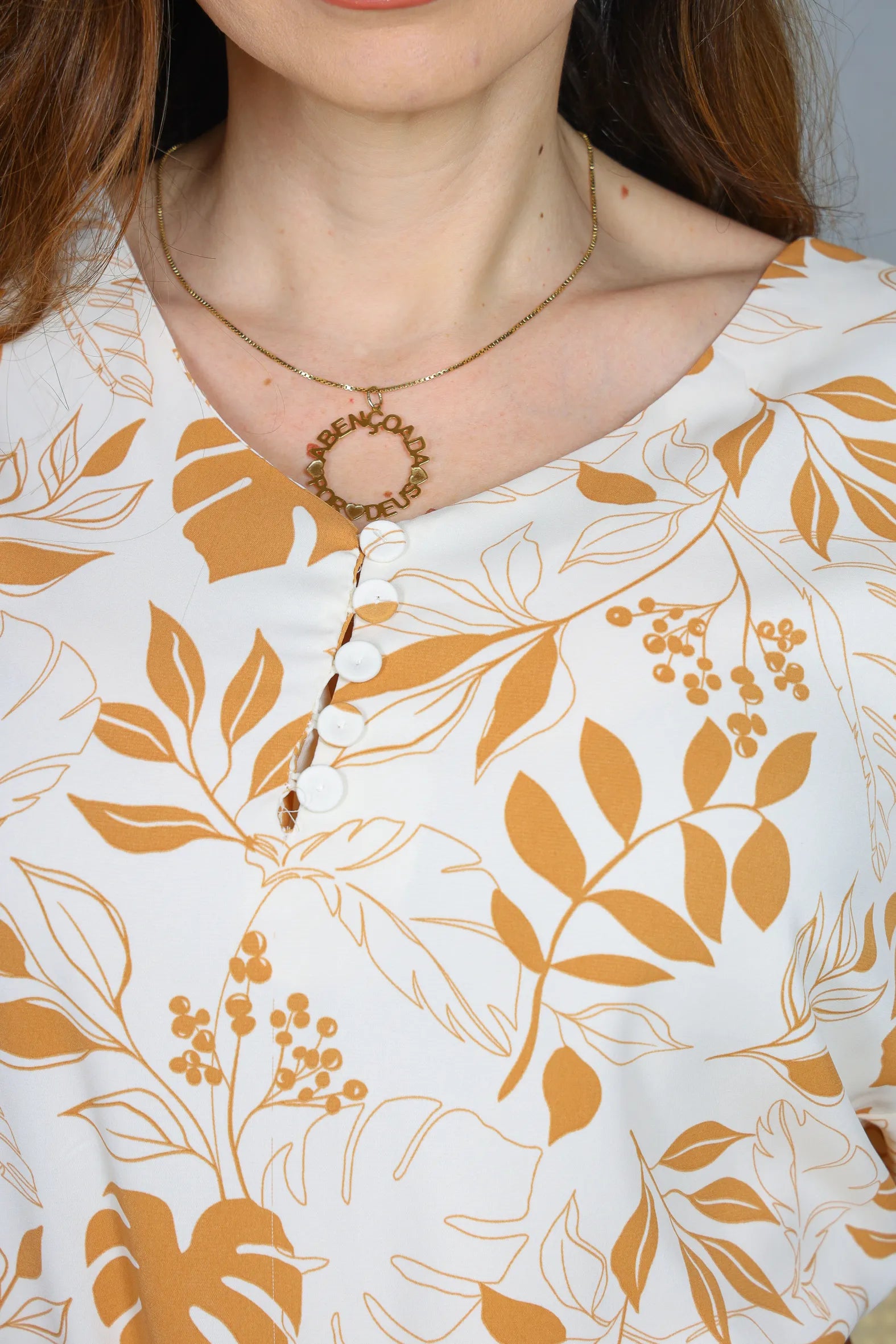 Blusa Manga Curta Decote em "V" Crepe Classic Cibele Estampada Marrom