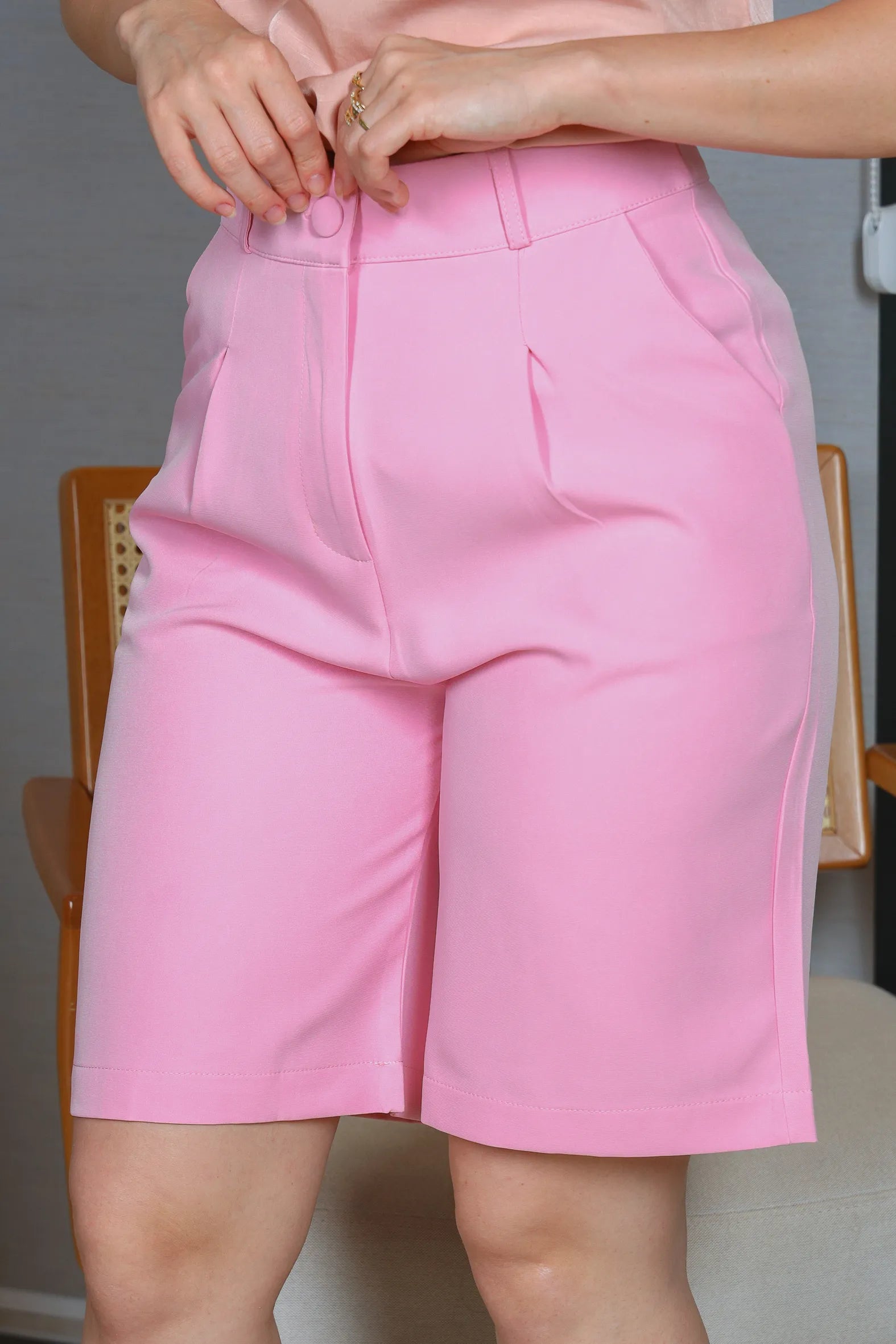 Bermuda em Crepe Alfaiataria Botão Encapado Marlene Rosa