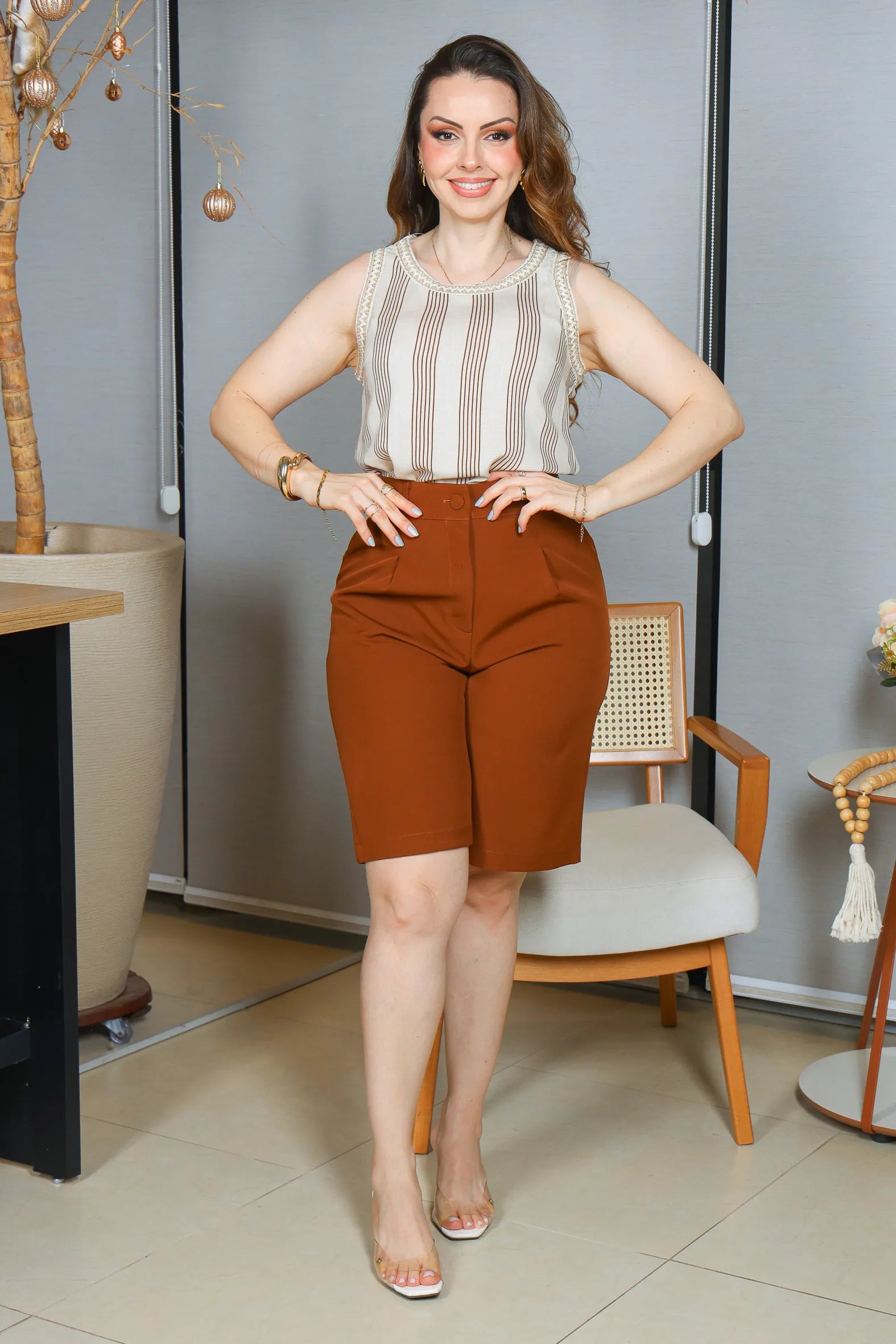 Blusa Regata Visco Linho Detalhe Bordado Mônica Estampada Marrom