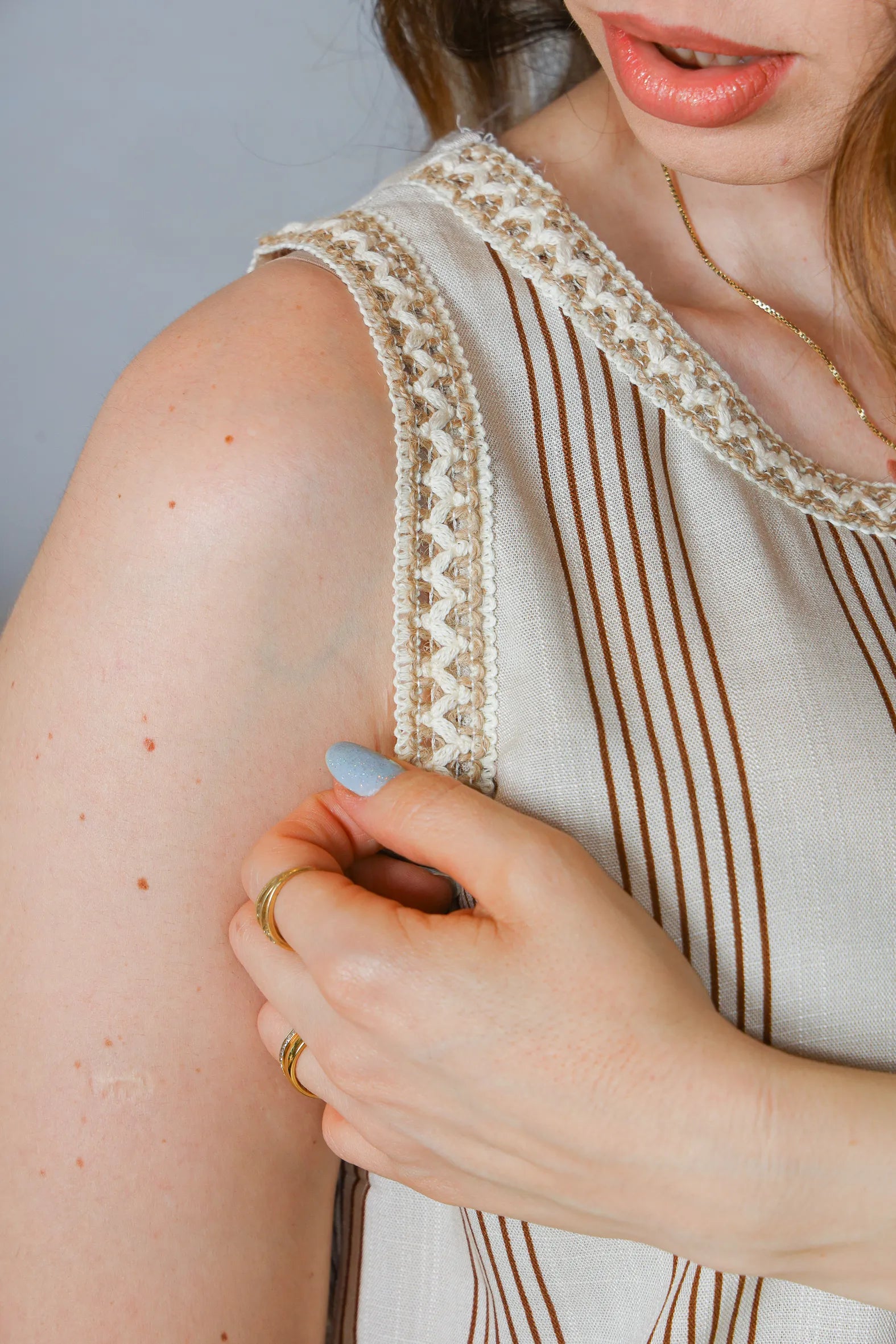 Blusa Regata Visco Linho Detalhe Bordado Mônica Estampada Marrom