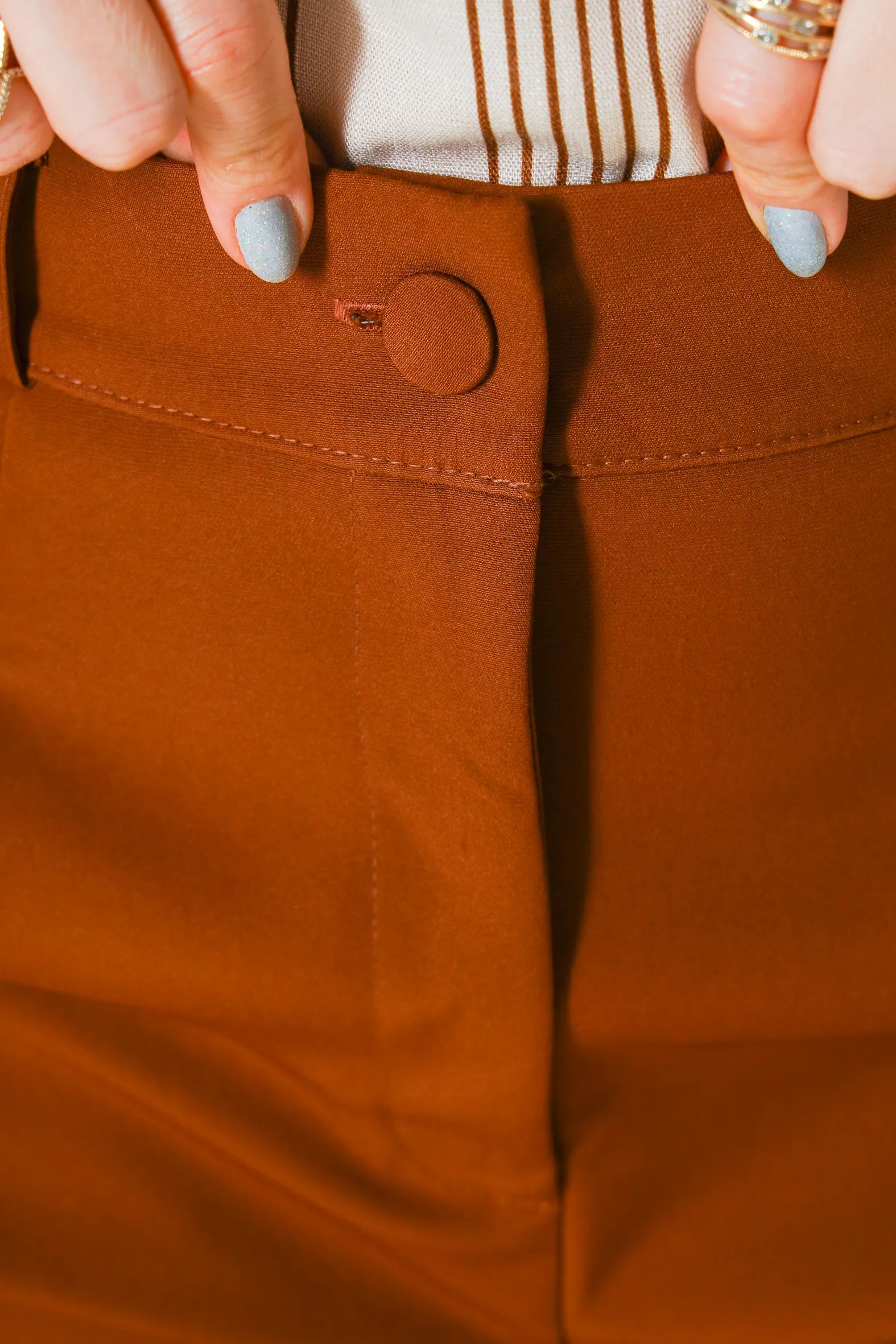 Bermuda em Crepe Alfaiataria Botão Encapado Marlene Marrom