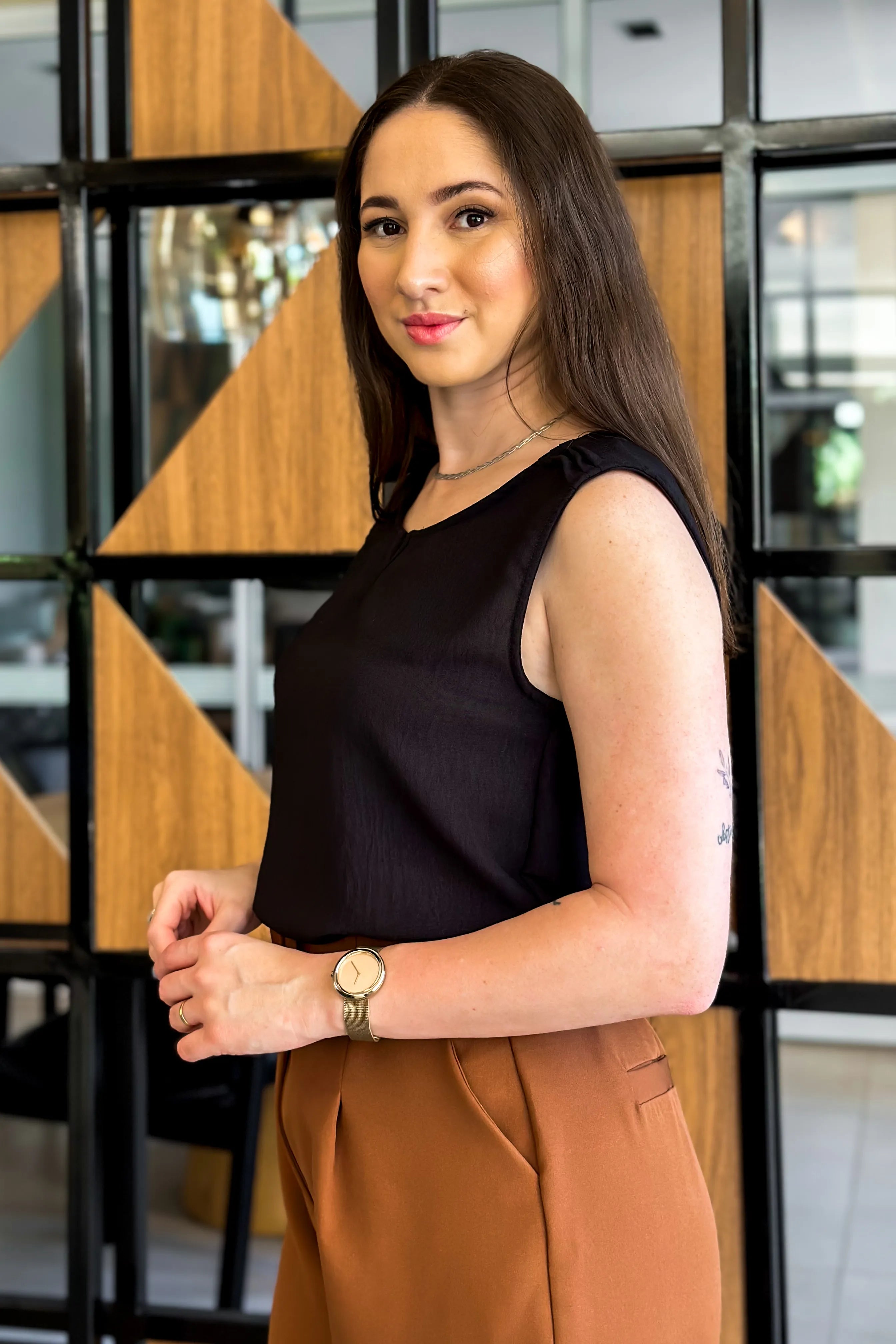 Blusa Regata Choker Detalhe Ombro Sara Preta