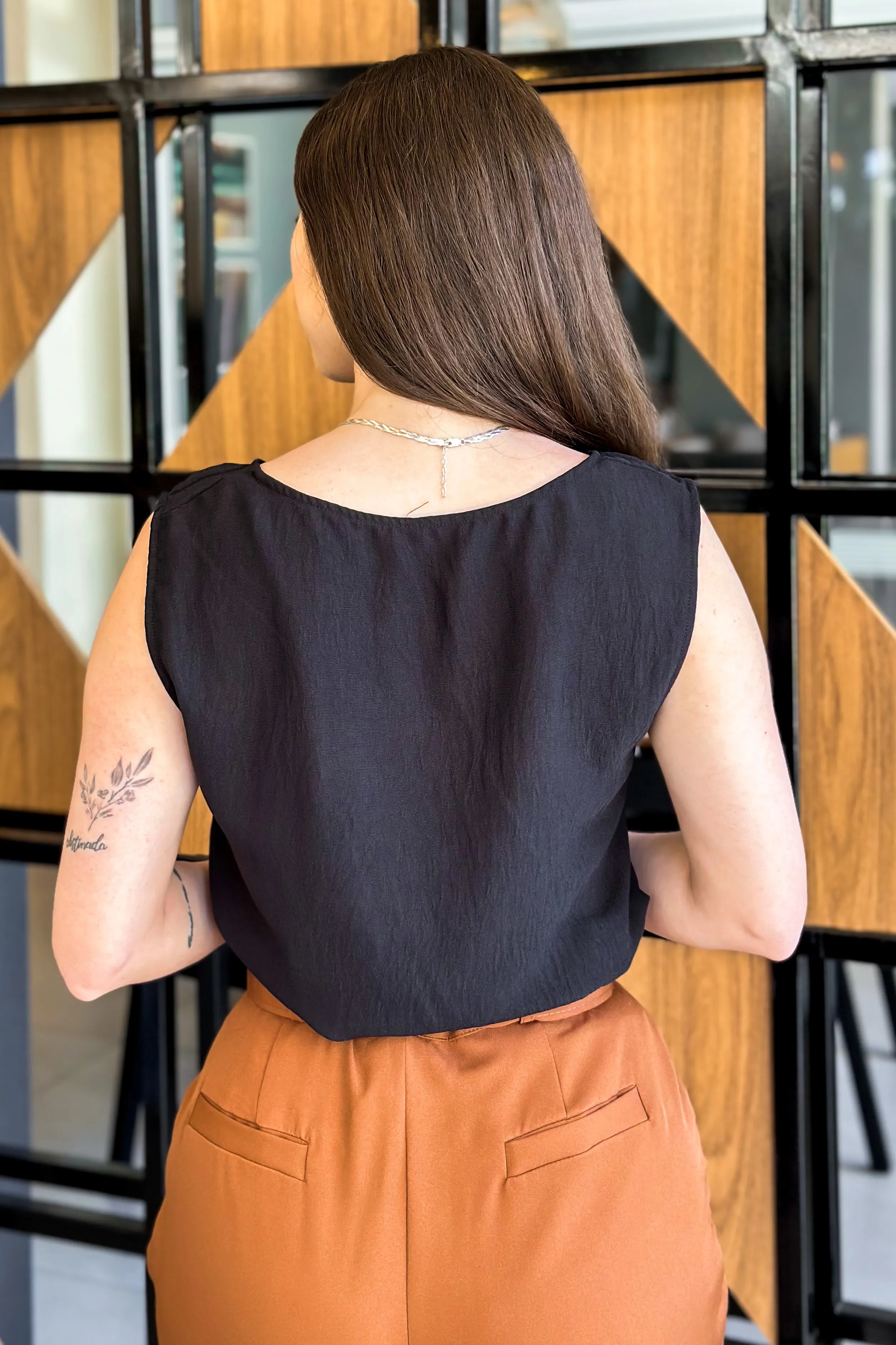 Blusa Regata Choker Detalhe Ombro Sara Preta
