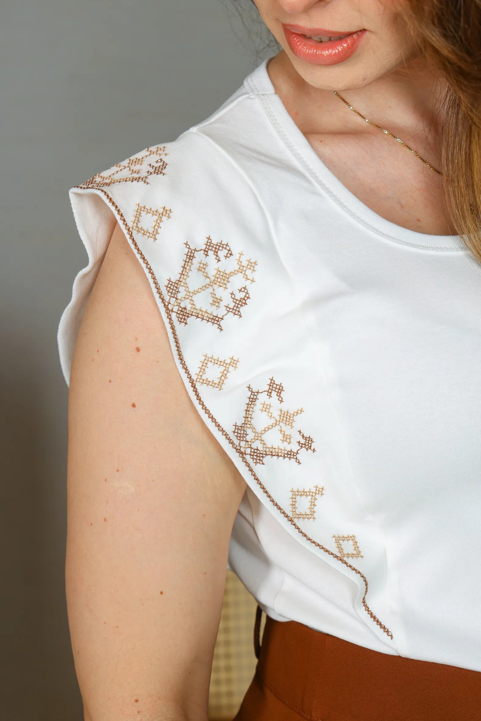 Blusa Regata Muscle Tee em Cotton Lycra Detalhe Bordado Paula Branca