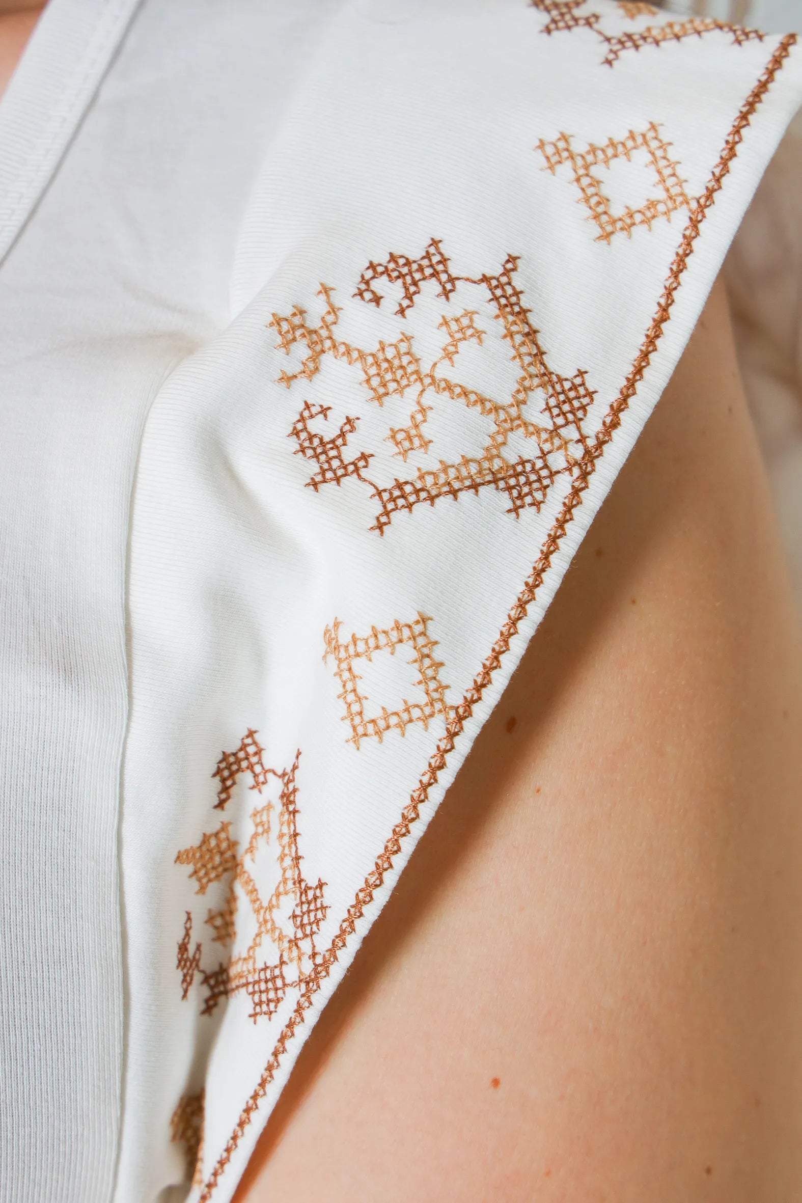 Blusa Regata Muscle Tee em Cotton Lycra Detalhe Bordado Paula Branca