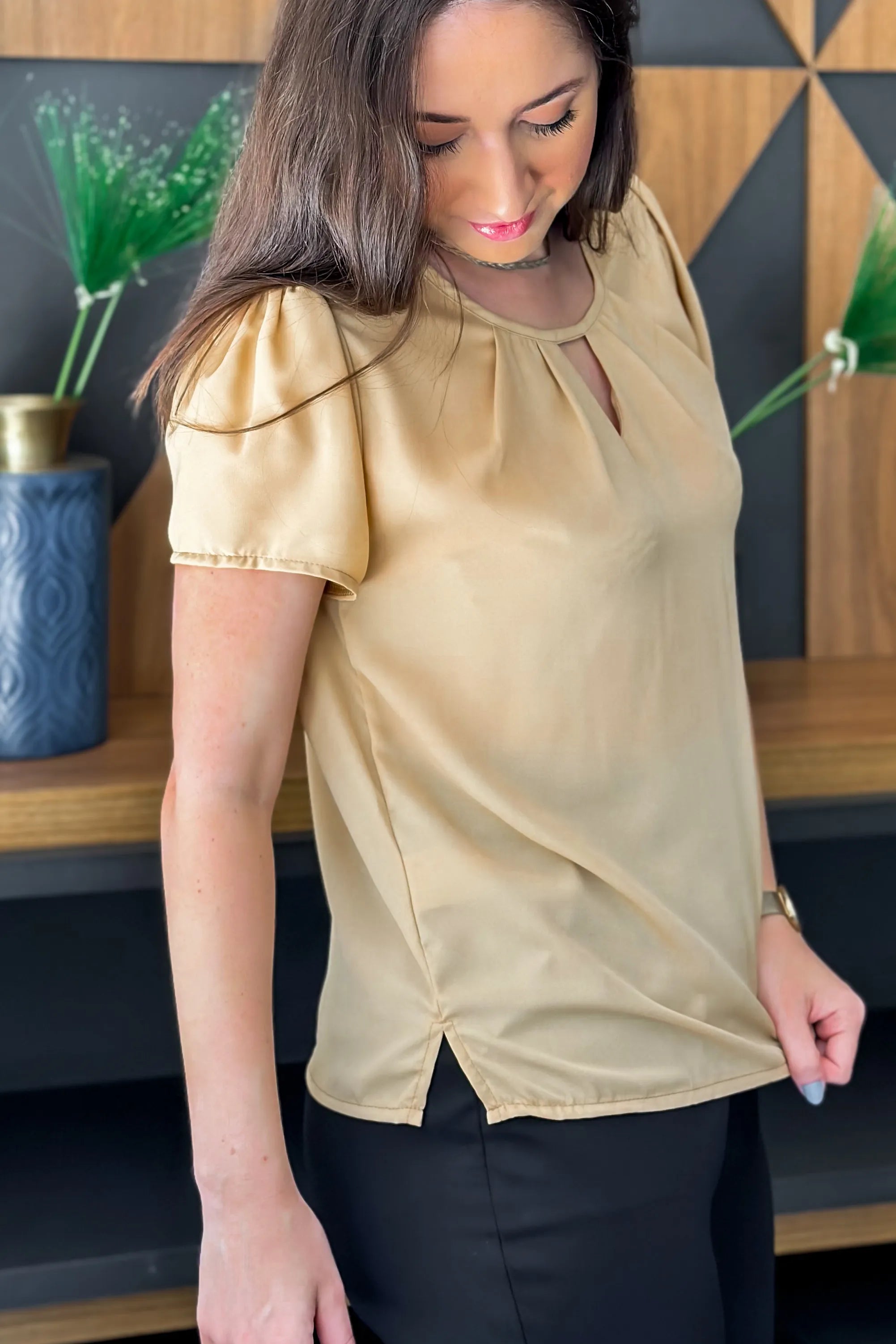 Blusa Manga Curta Detalhe Chocker Patrícia Bege