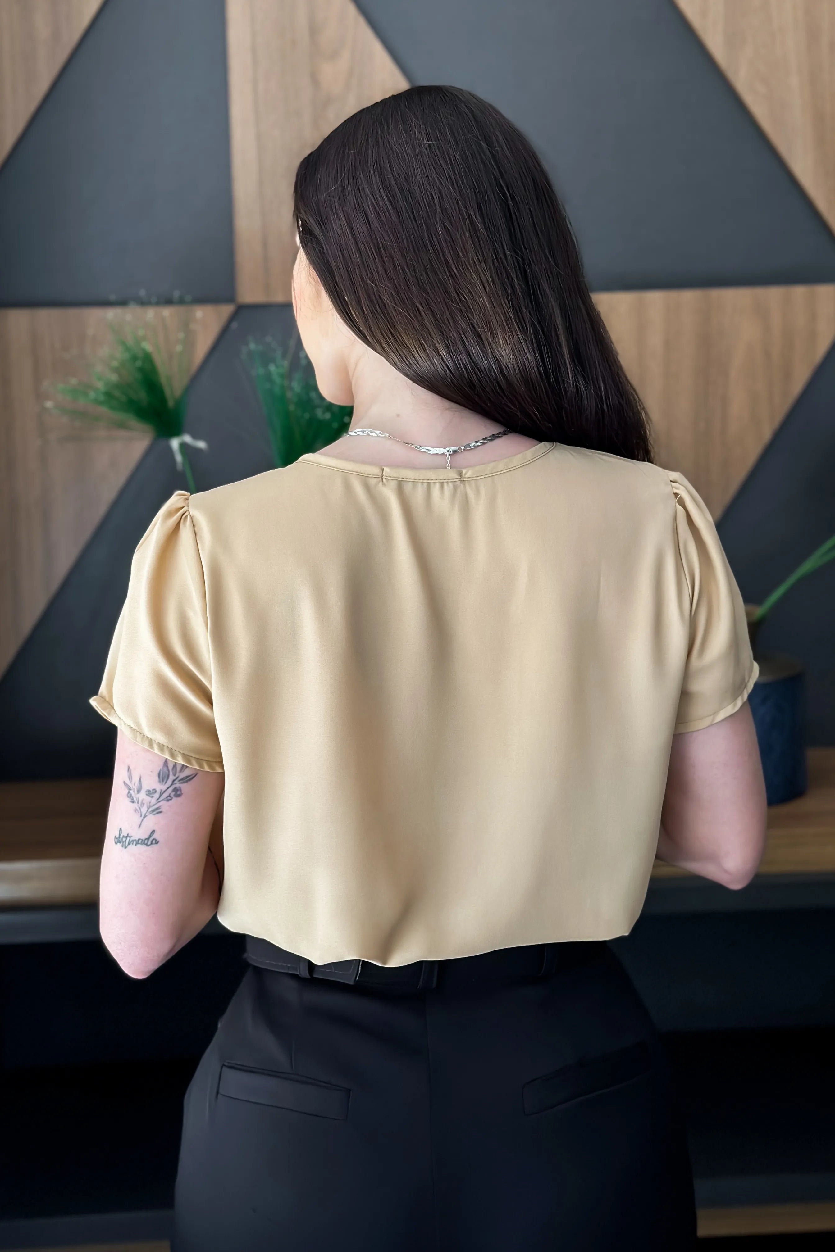 Blusa Manga Curta Detalhe Chocker Patrícia Bege