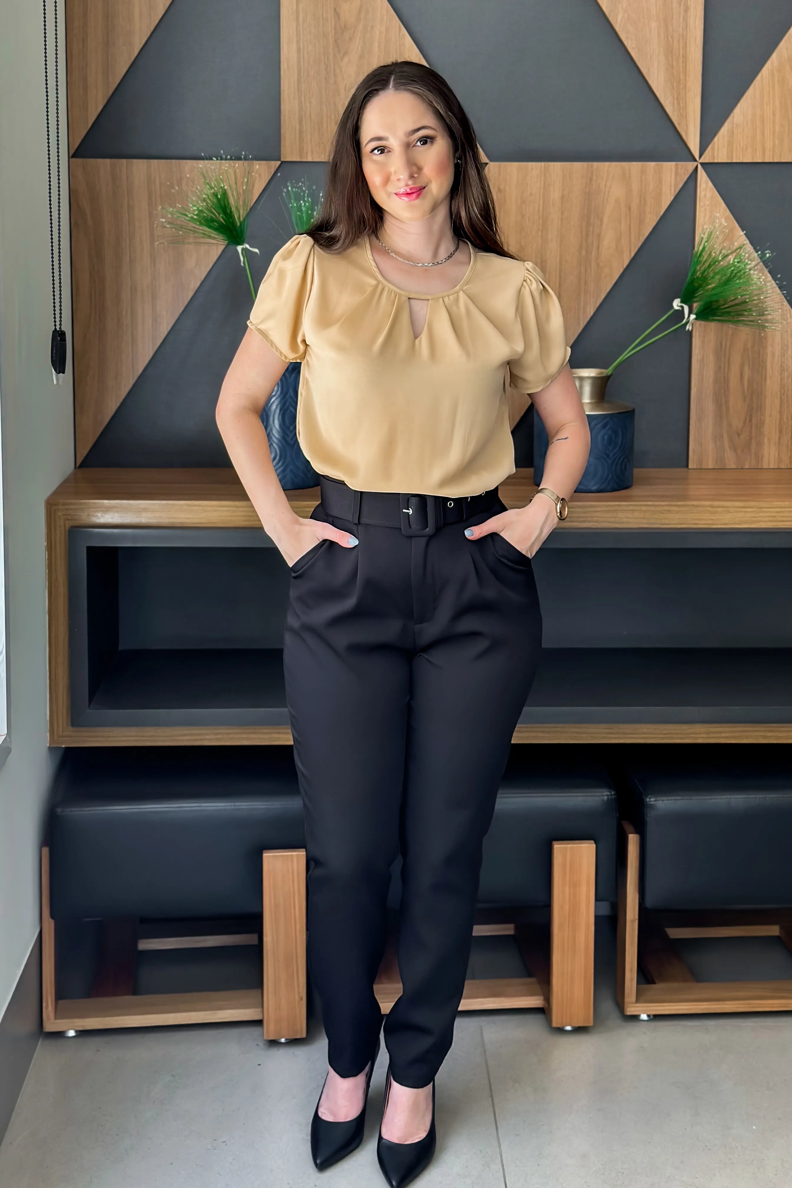 Blusa Manga Curta Detalhe Chocker Patrícia Bege