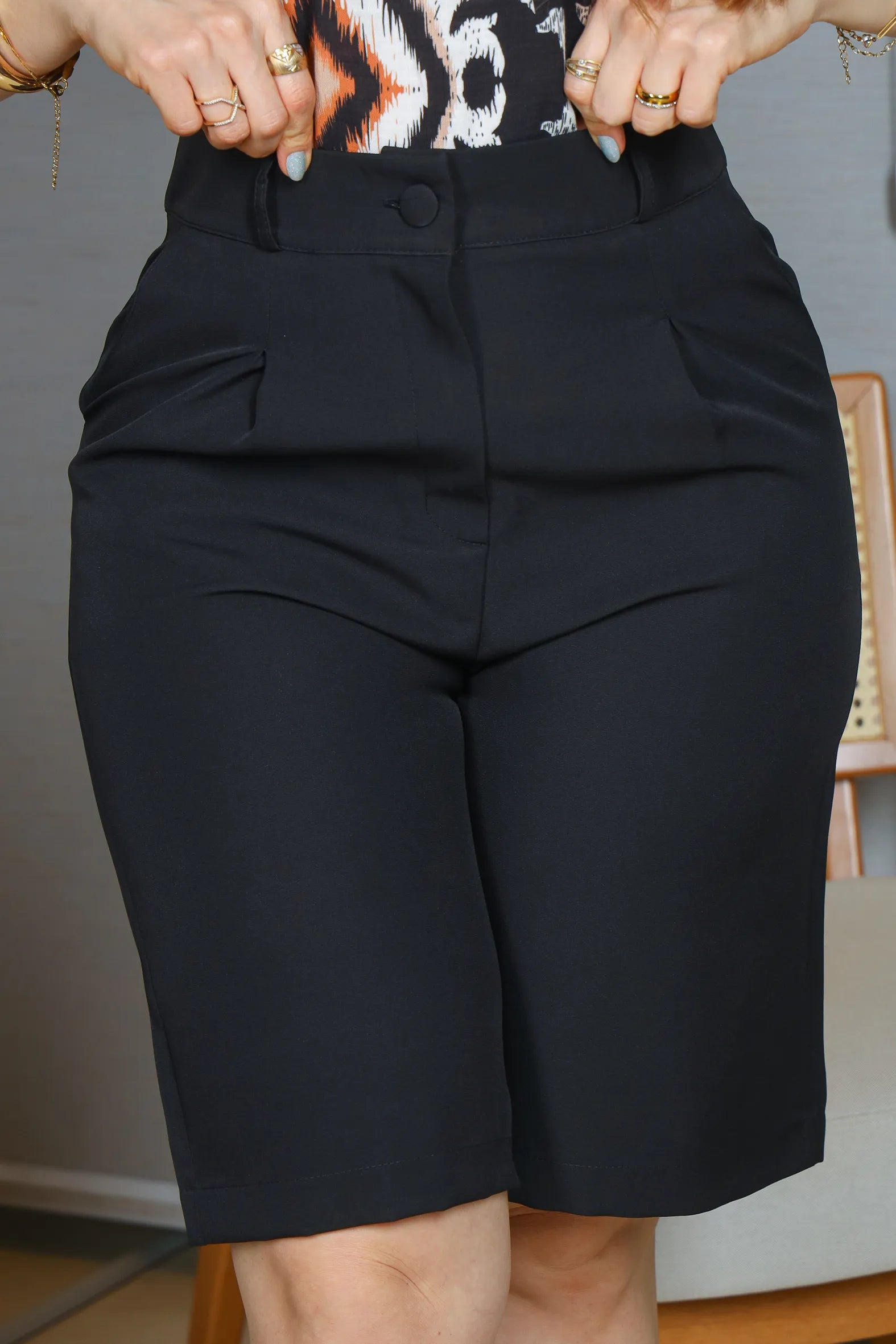 Bermuda em Crepe Alfaiataria Botão Encapado Marlene Preta