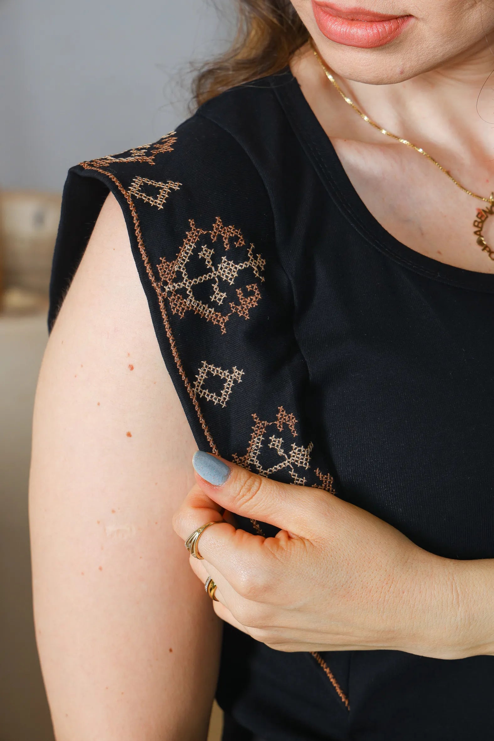 Blusa Regata Muscle Tee em Cotton Lycra Detalhe Bordado Paula Preta