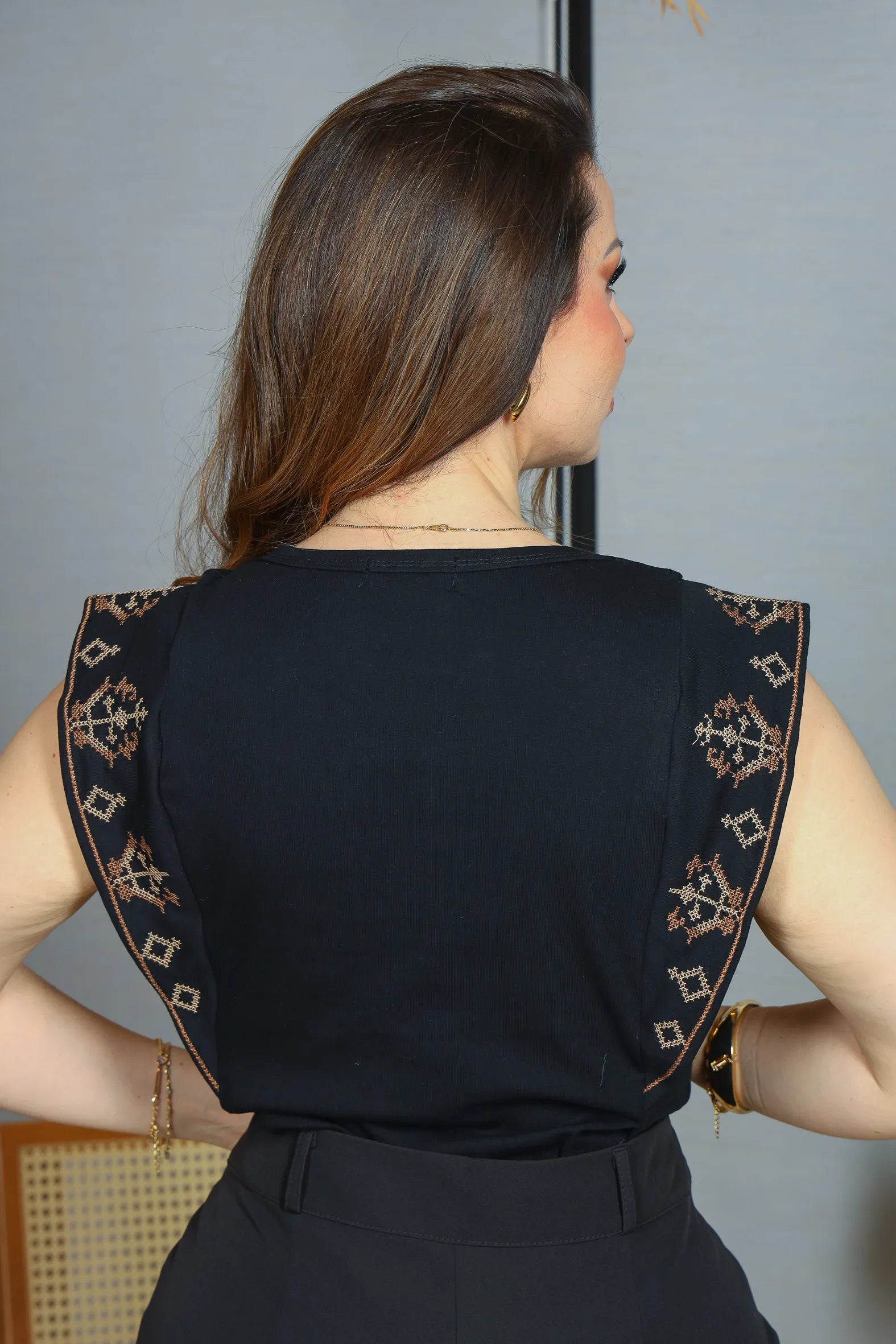 Blusa Regata Muscle Tee em Cotton Lycra Detalhe Bordado Paula Preta