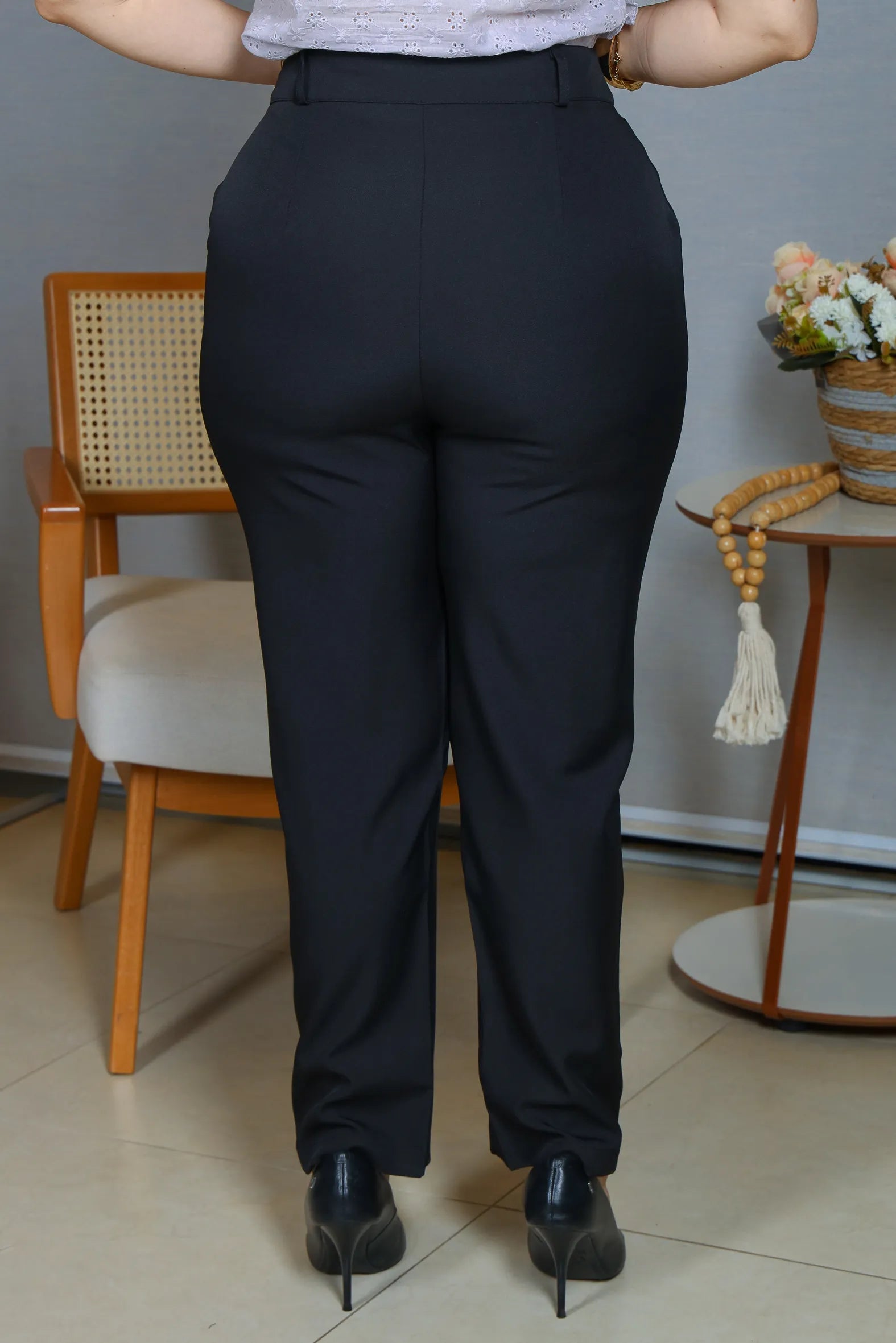 Calça em Alfaiataria Corte Reto com Friso e Botão Encapado Silvia Preta