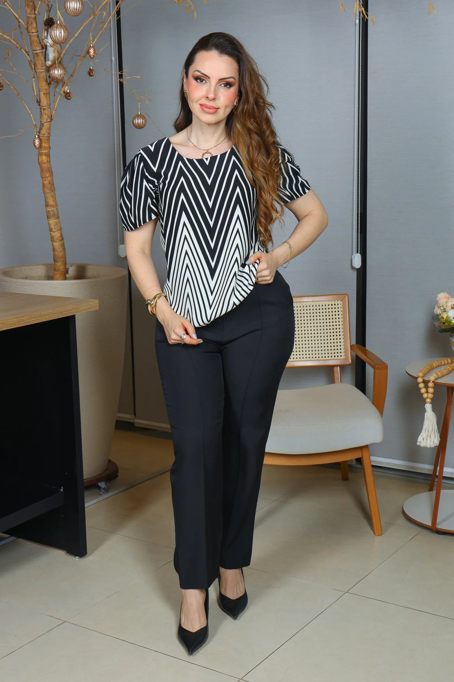 Blusa Manga Curta Crepe Classic Estampa Chevron Claudia Preta