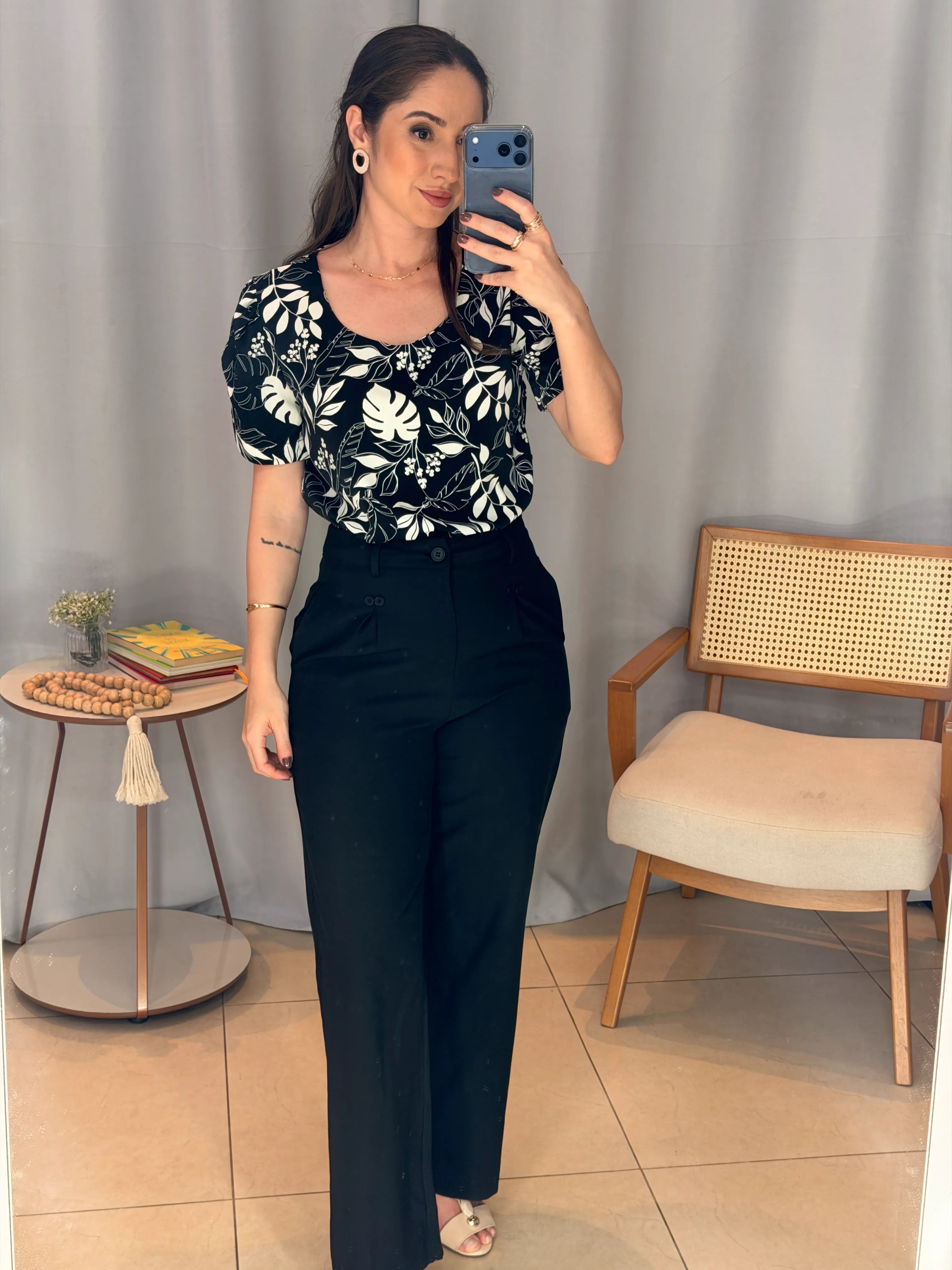 Conjunto: Blusa Manga Curta Detalhe Botão Crepe Classic Samara Estampada Preta + Calça Pantalona Detalhe Botões Crepe Alfaiataria Larissa Preta