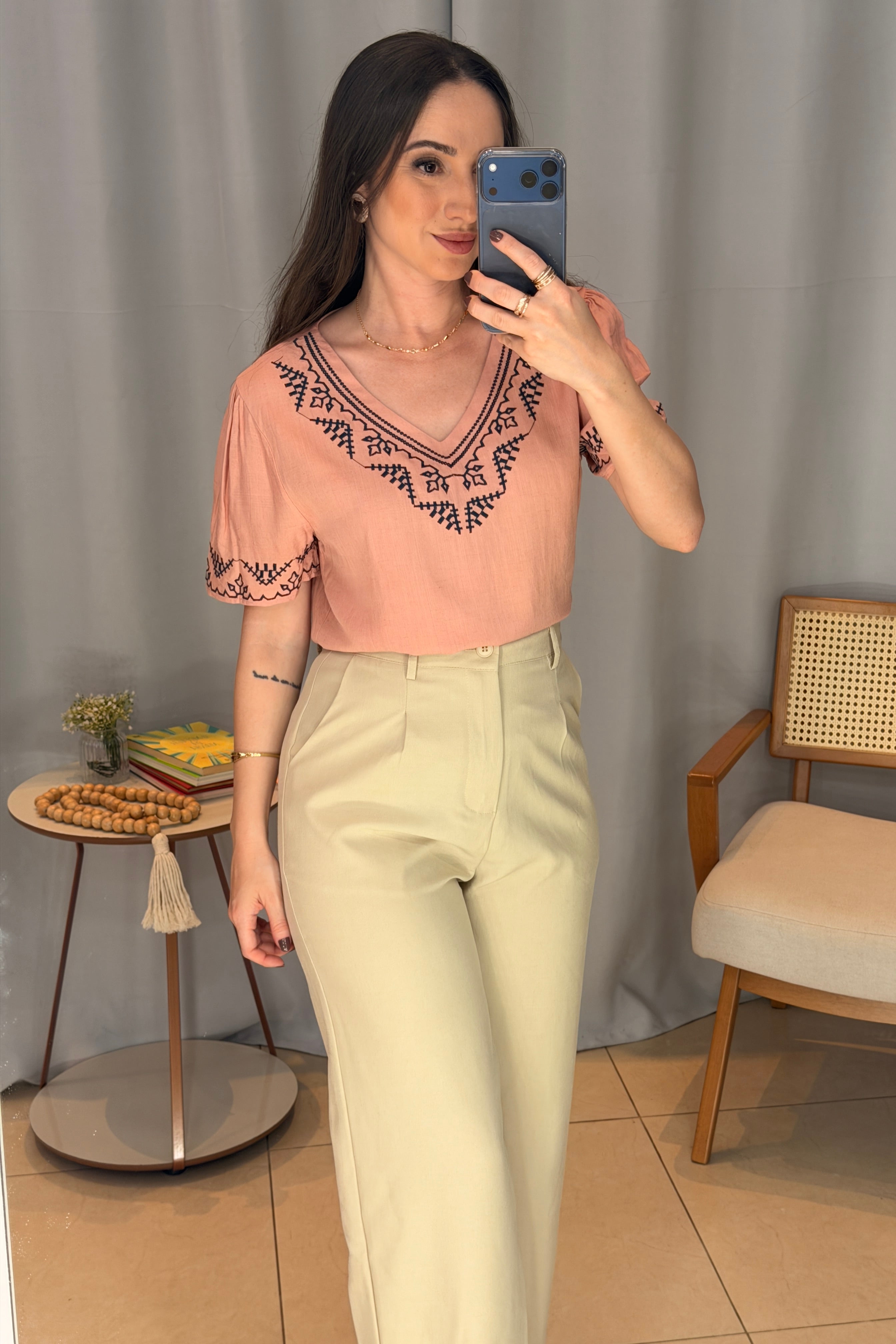 Conjunto: Blusa Manga Curta Detalhe Colo Bordado Visco Linho Jaqueline Rosa + Calça Pantalona Alfaiataria Livia Creme