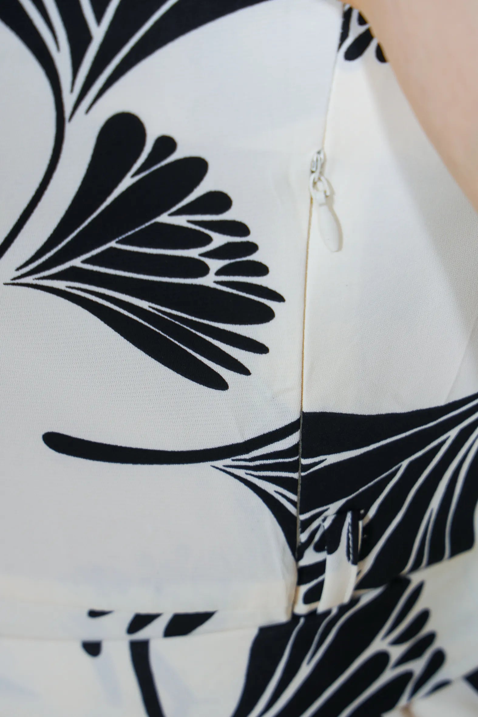 Vestido Regata Decote em "V" Crepe Classic Roberta Estampado Preto