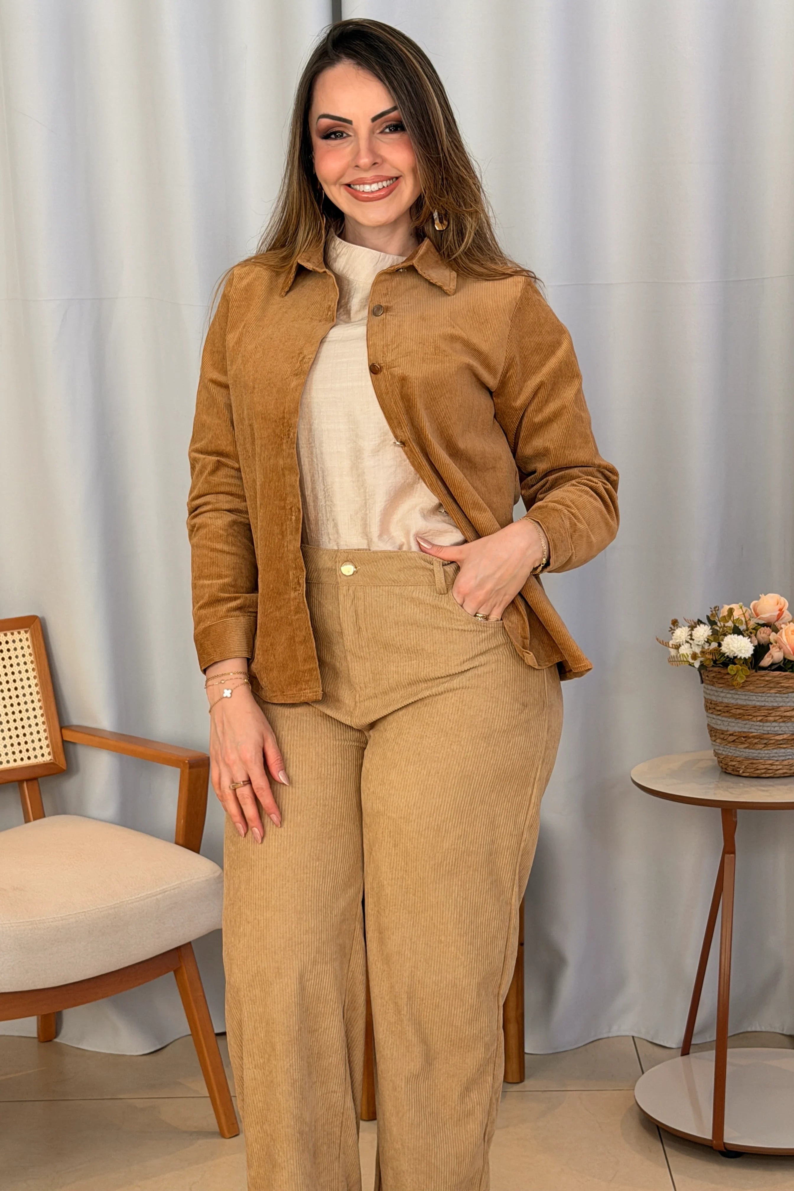Conjunto: Blusa Tainá Bege + Calça Cotelê Mia Creme + Jaqueta Cotelê Rafaela
