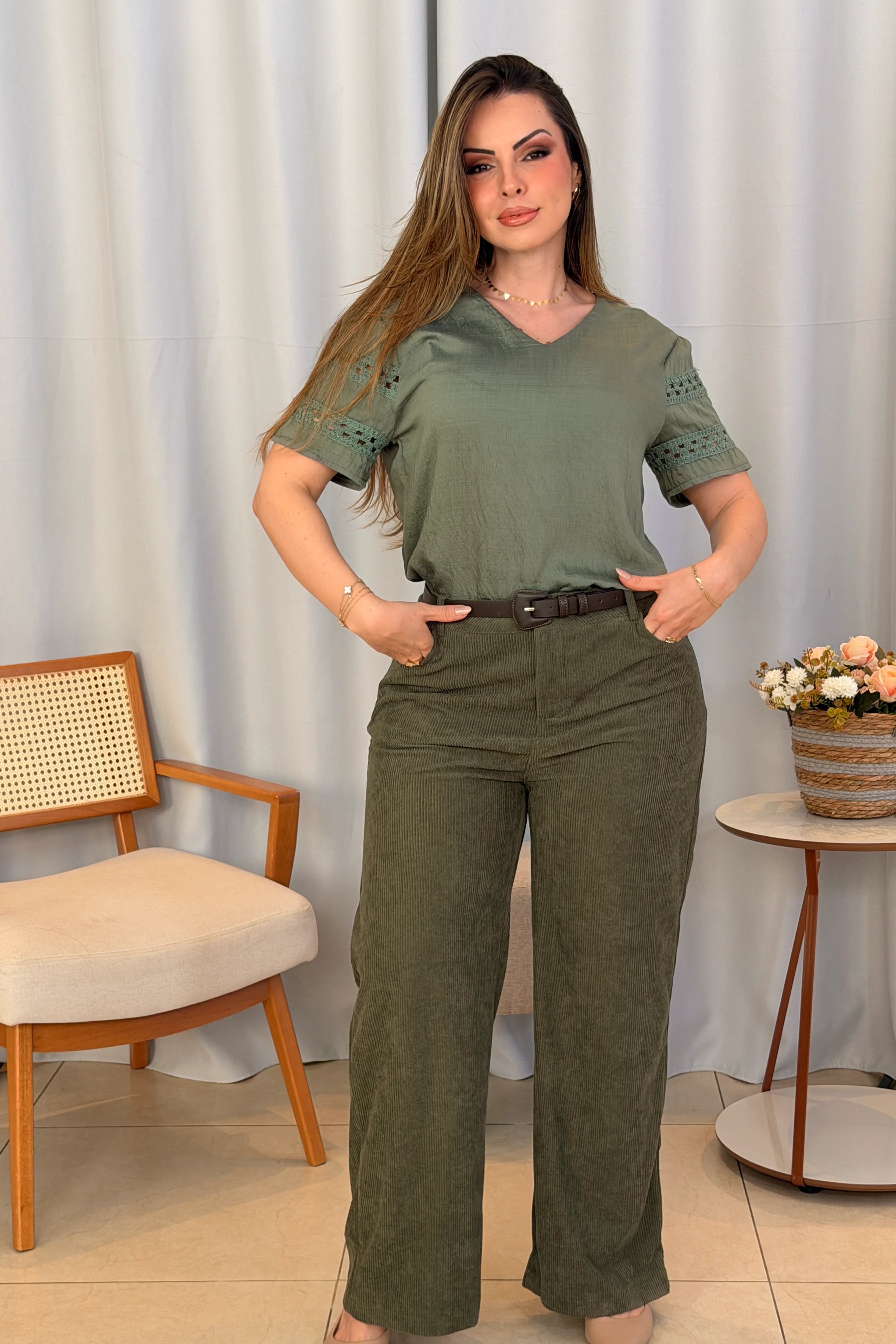 Conjunto: Blusa Cotton Air Decote "V" Lívia Verde + Calça Corte Reto em Cotelê Detalhe Botão Dourado Mia Verde