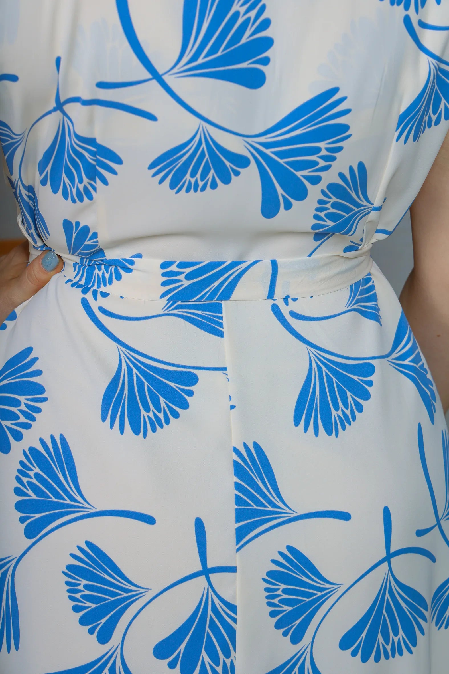 Vestido Regata Decote em "V" Crepe Classic Roberta Estampado Azul