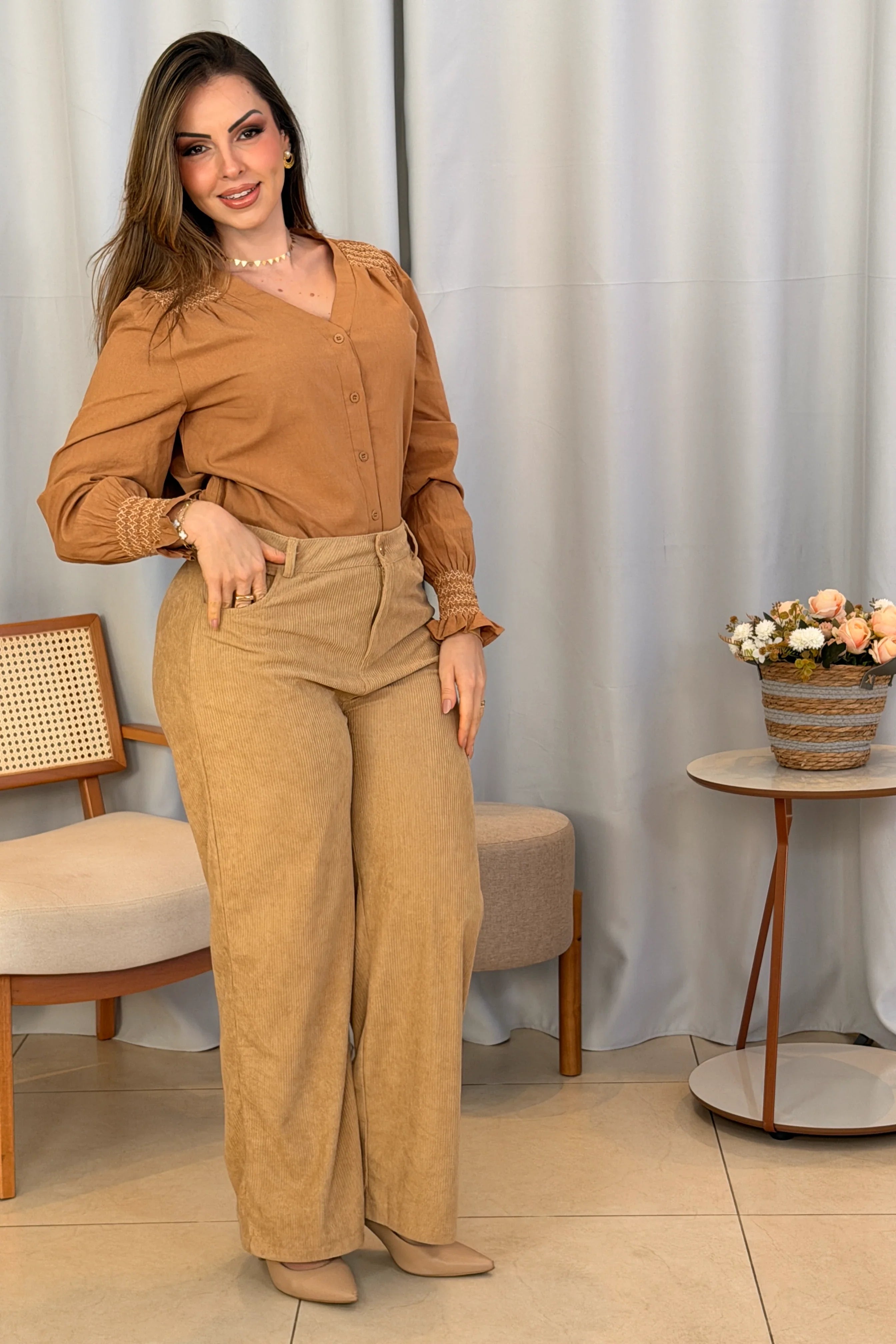 Conjunto: Camisa Cotton Visco com Bordado Artesanal Daiane Marrom + Calça Corte Reto em Cotelê Detalhe Botão Dourado Mia Creme