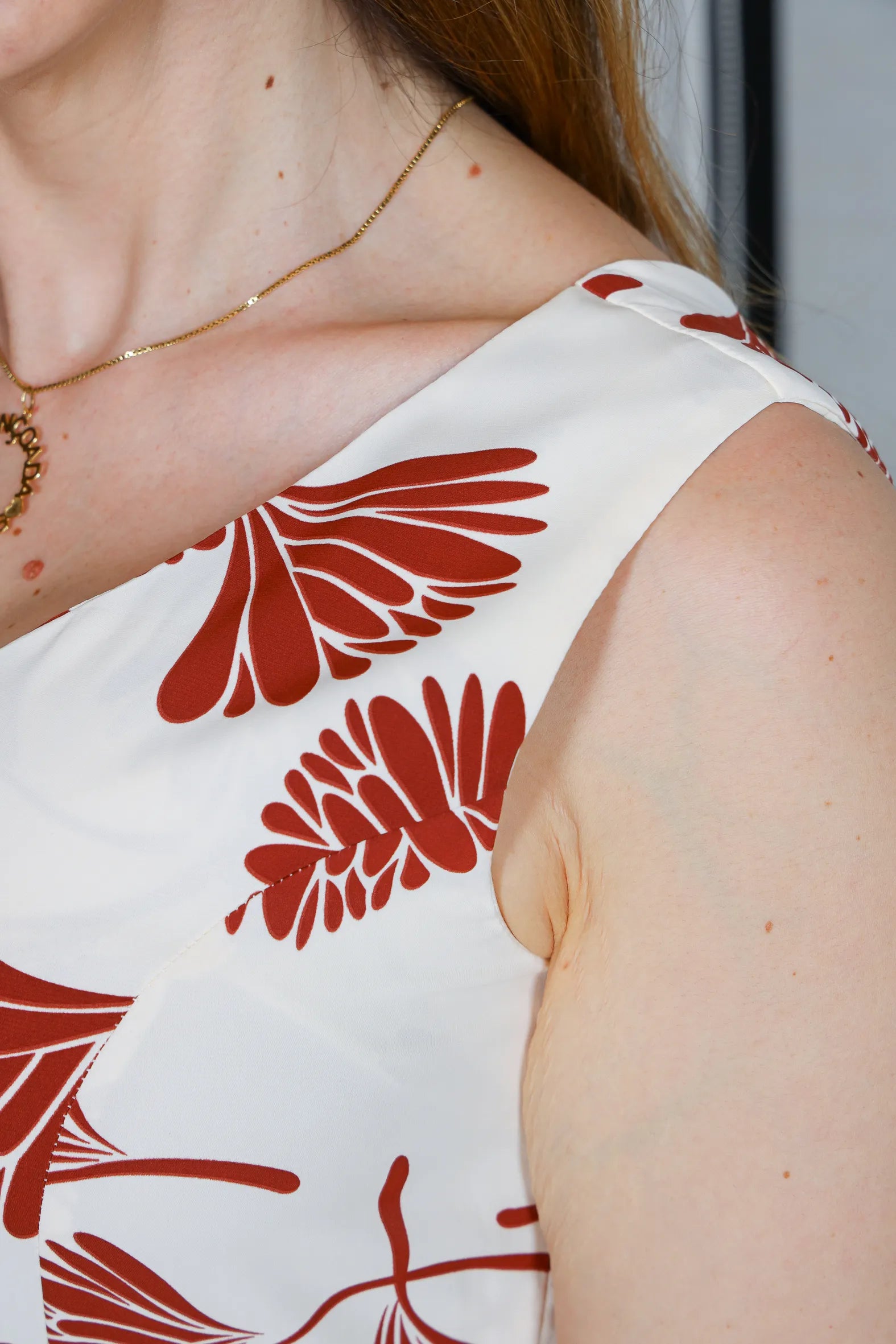 Vestido Regata Decote em "V" Crepe Classic Roberta Estampado Marsala