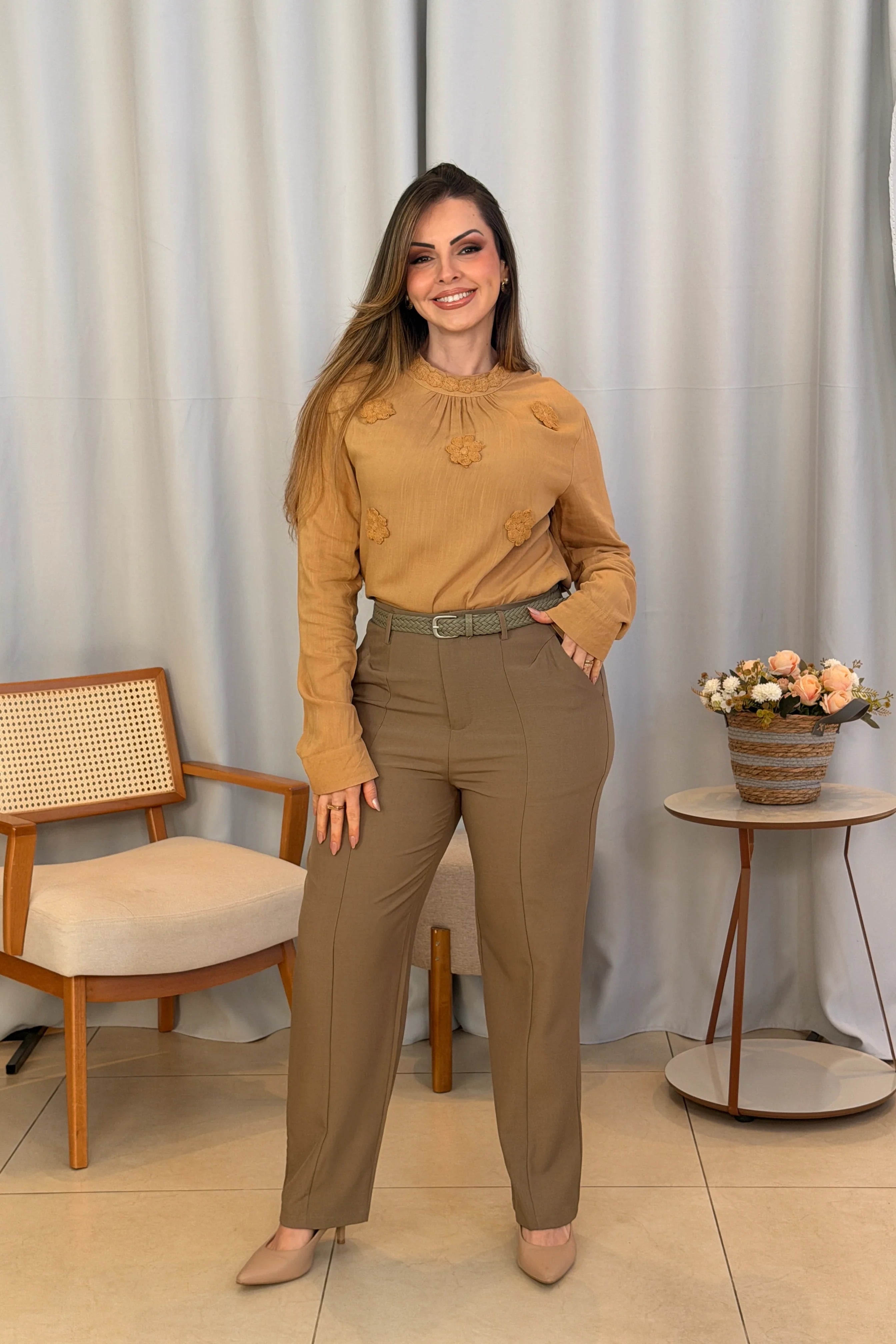 Conjunto: Blusa Manga Longa Visco-Linho com Bordado Floral Sonia Bege + Calça Alfaiataria Corte Reto Friso e Cós Infinito Bianca Caqui