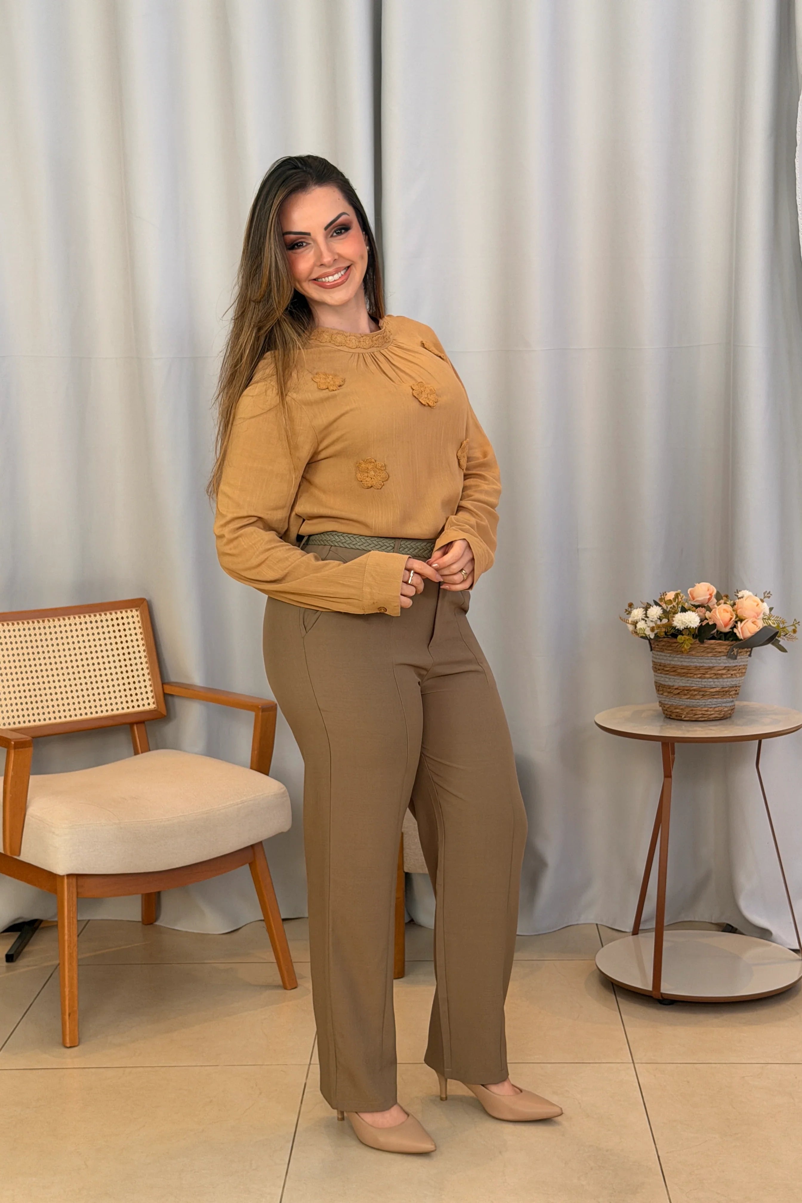 Conjunto: Blusa Manga Longa Visco-Linho com Bordado Floral Sonia Bege + Calça Alfaiataria Corte Reto Friso e Cós Infinito Bianca Caqui
