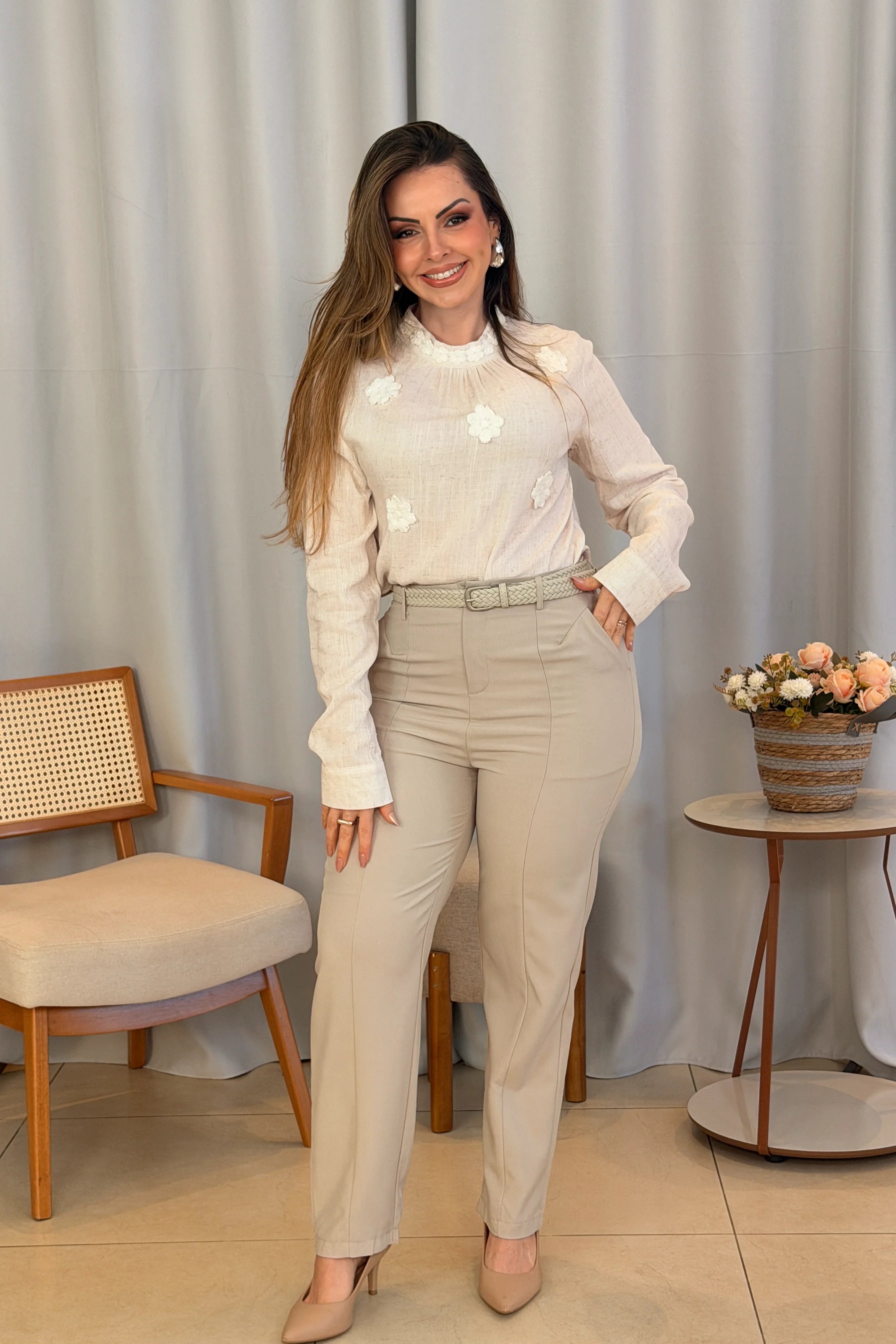 Conjunto: Blusa Manga Longa Visco-Linho com Bordado Floral Sonia Branca + Calça Reta que Alonga a Silhueta Bianca Gelo