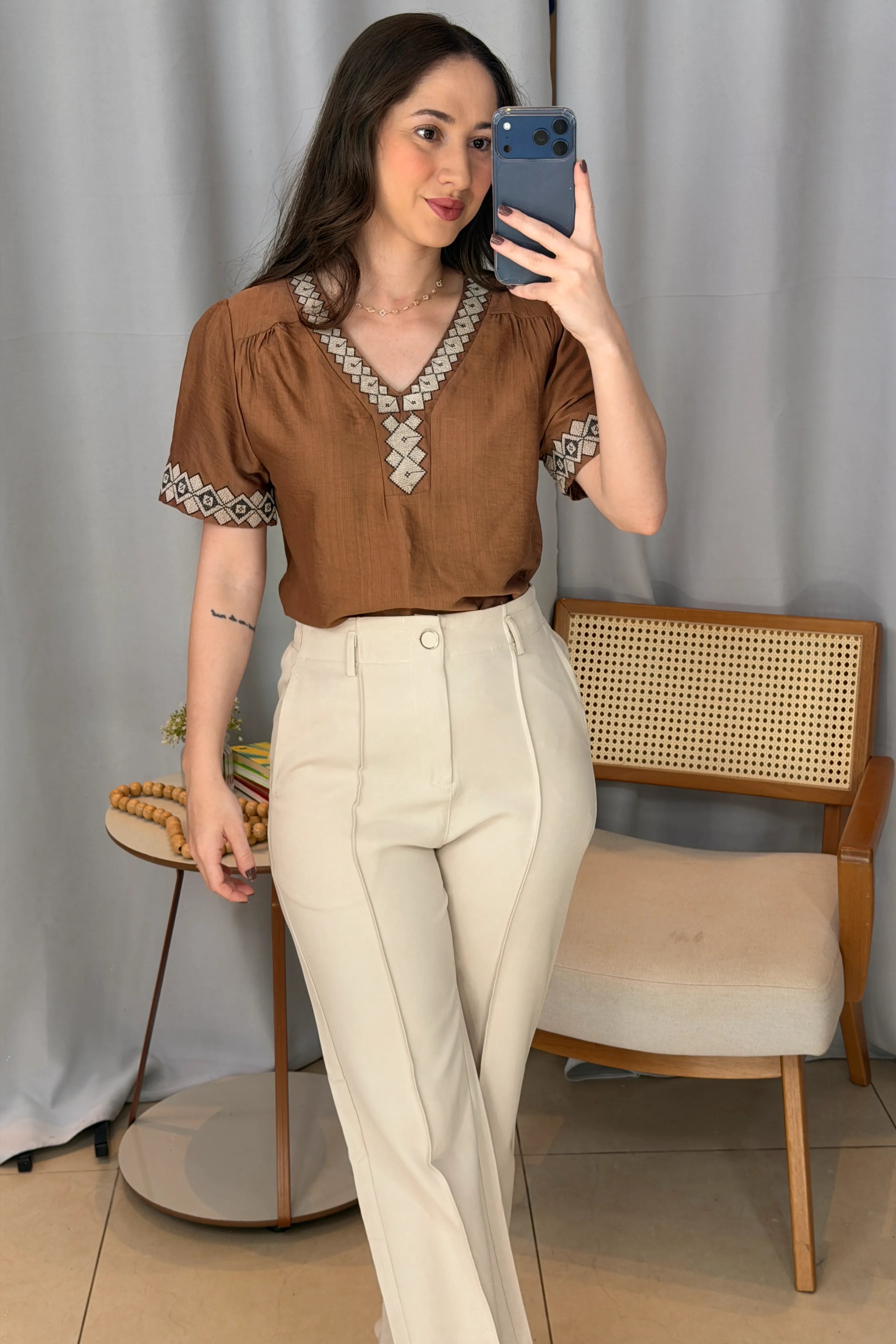 Conjunto: Blusa Manga Curta Detalhe Decote "V" Bordada Visco Brise Clarice Marrom + Calça Pantalona Alfaiataria Botão Encapado Margareth Creme