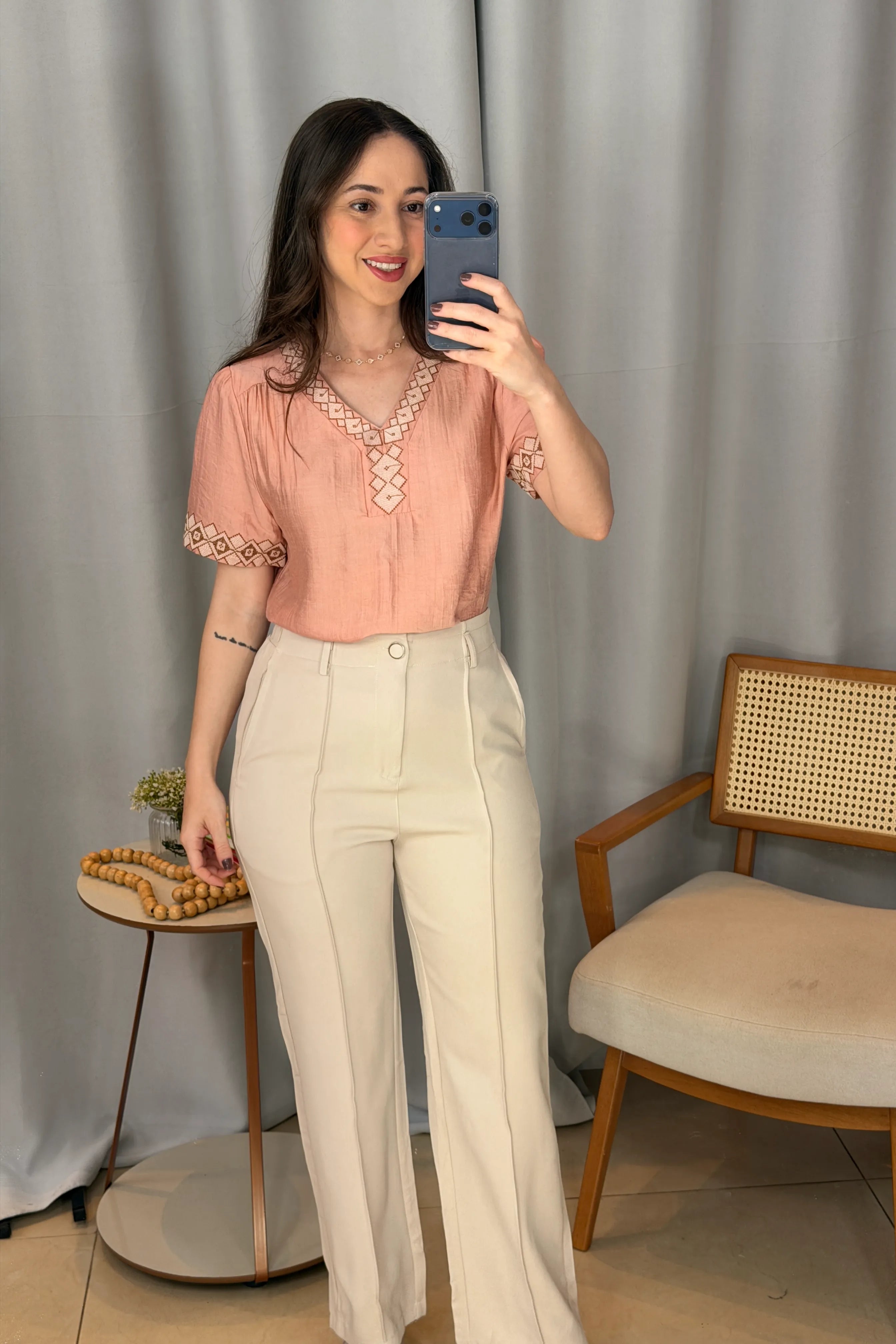 Conjunto: Blusa Manga Curta Detalhe Decote "V" Bordada Visco Brise Clarice Rosa + Calça Pantalona Alfaiataria Botão Encapado Margareth Creme