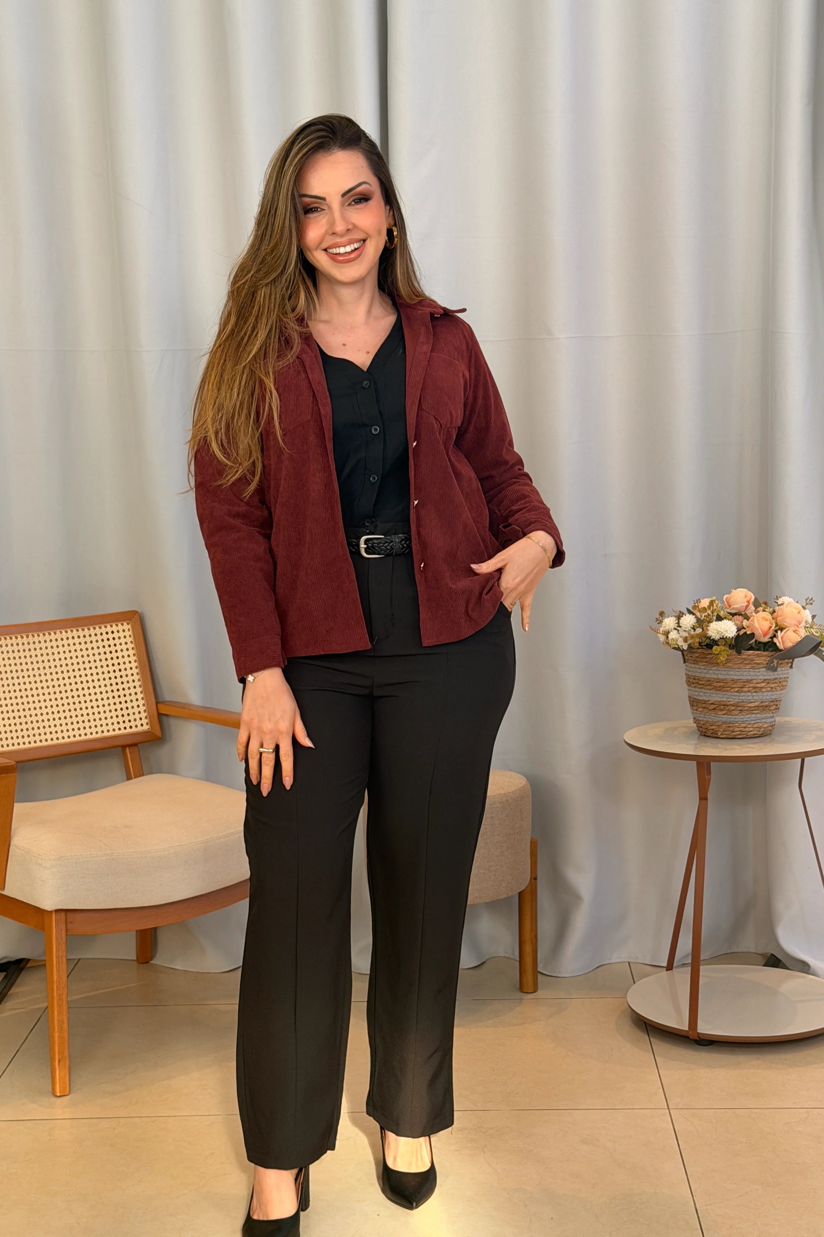Conjunto: Camisa Cotton Visco com Bordado Artesanal Daiane Preta + Calça Alfaiataria Corte Reto Friso e Cós Infinito Bianca Preta + Jaqueta Cotelê com Bolsos Zoey Marsala